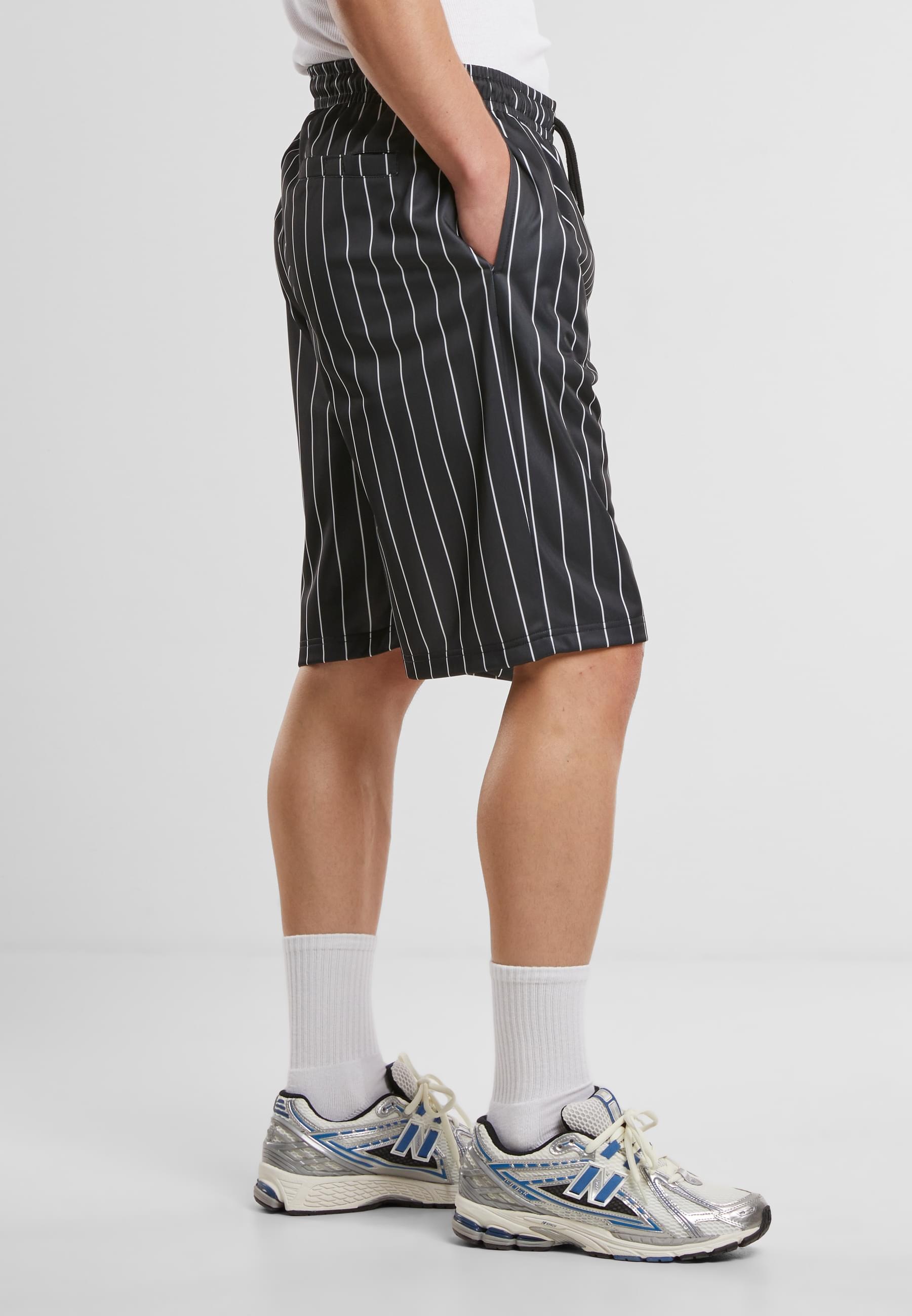 URBAN CLASSICS Shorts »Urban Classics Pinstripe Trackshorts«, (1 tlg.)