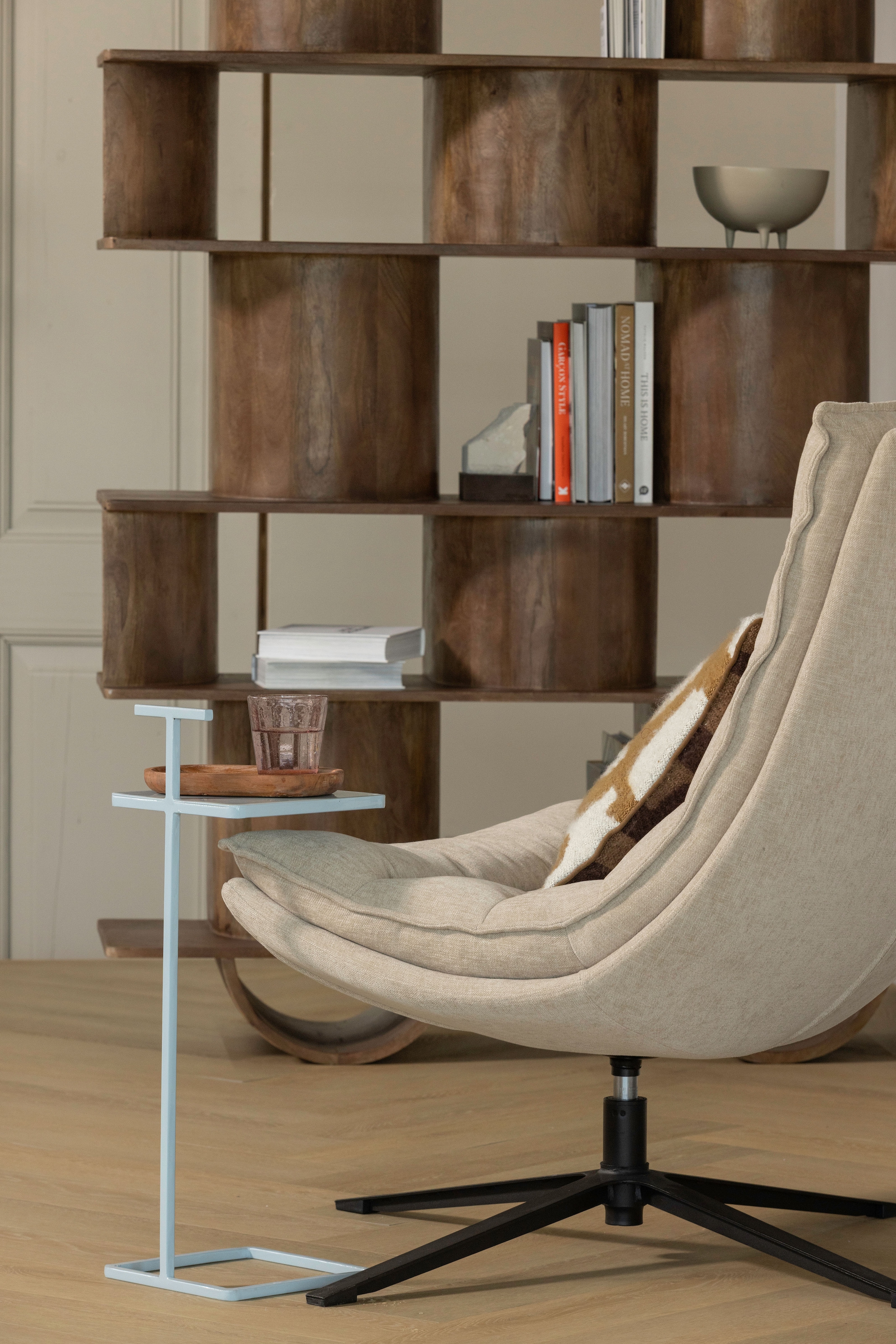 WOOOD Wandregal »Sinne mit Massivmangoholz und abgerundeten Fächern 130 x 35 x 180 cm« Abgerundete Beine, Tragkraft 36 kg, einfach zu montieren