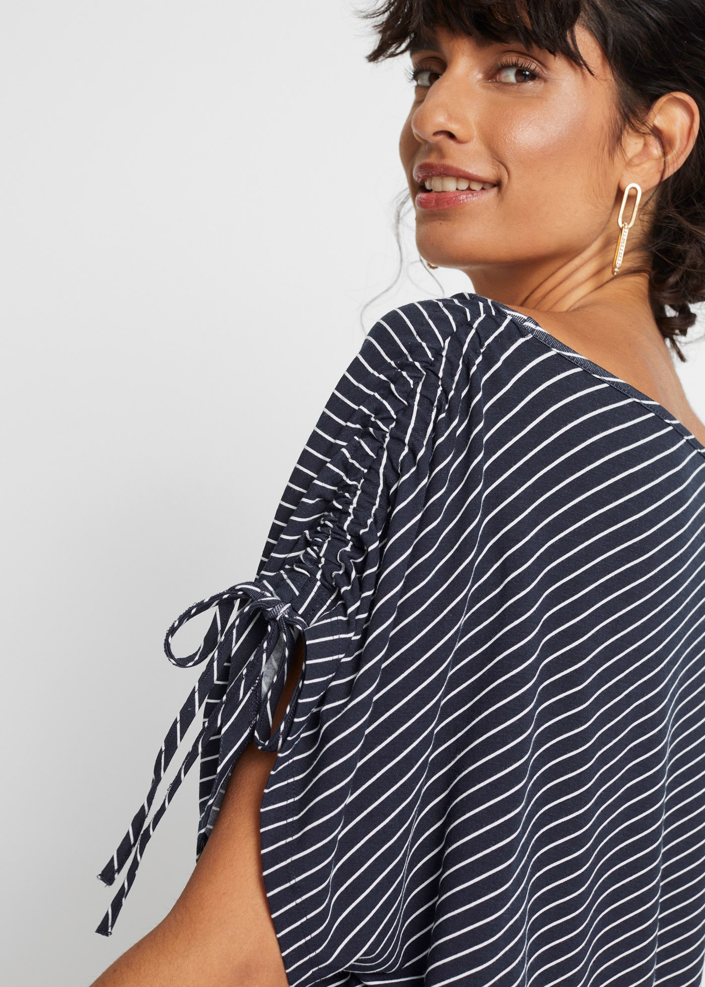 bonprix T-Shirt lässige Passform, Kurzarm-Design, aus Viskose und Elasthan günstig online kaufen