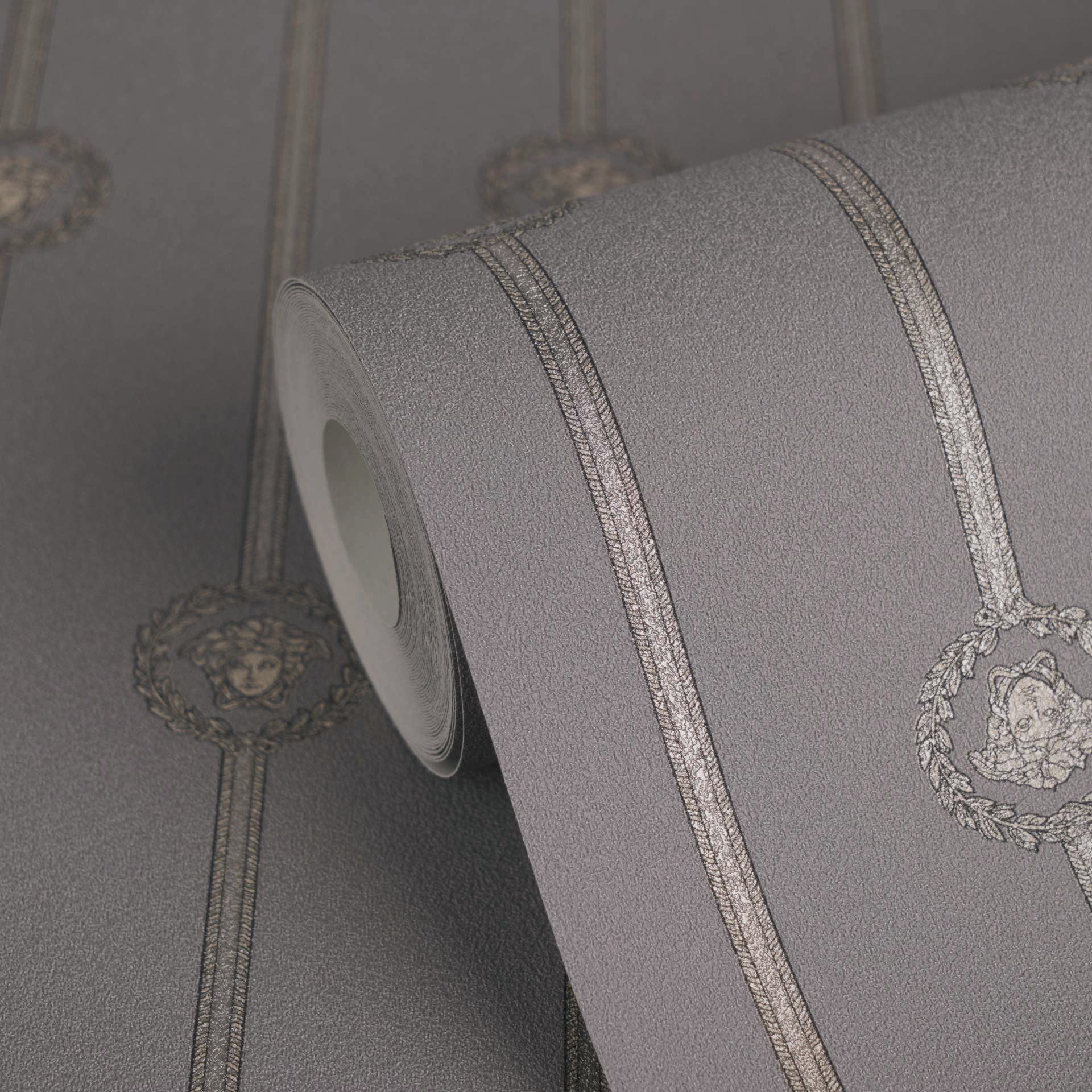 Versace Vliestapete »Versace 6 I Love Baroque –« 3D-Optik | Barock | Motiv geprägt Elegantes Streifendesign mit ikonischen Medaillons & feinem Glanz
