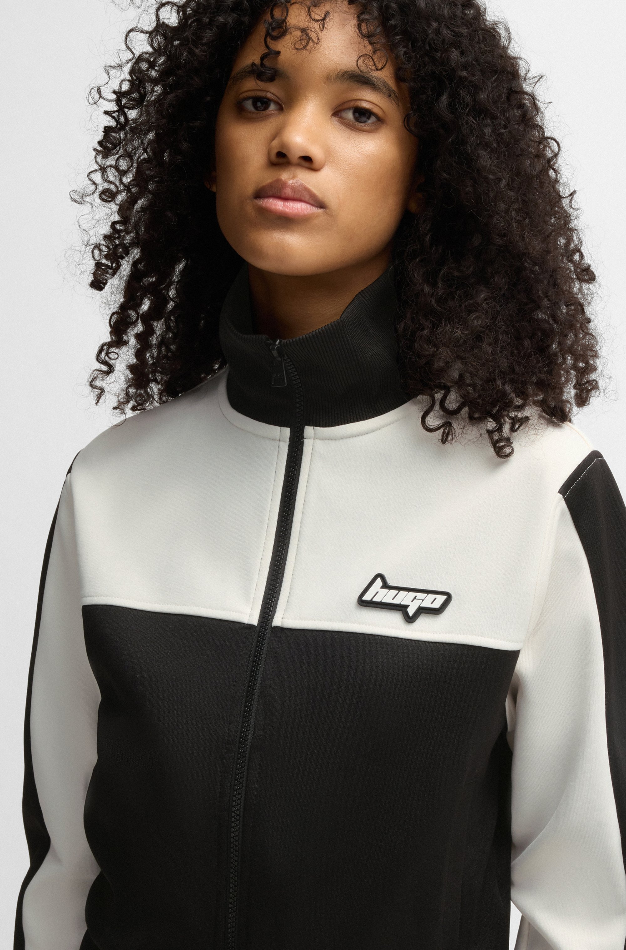 Thumbnail - HUGO Blue Sweatshirt "Dalaria" im Retro colorblocking, Logo-Badge