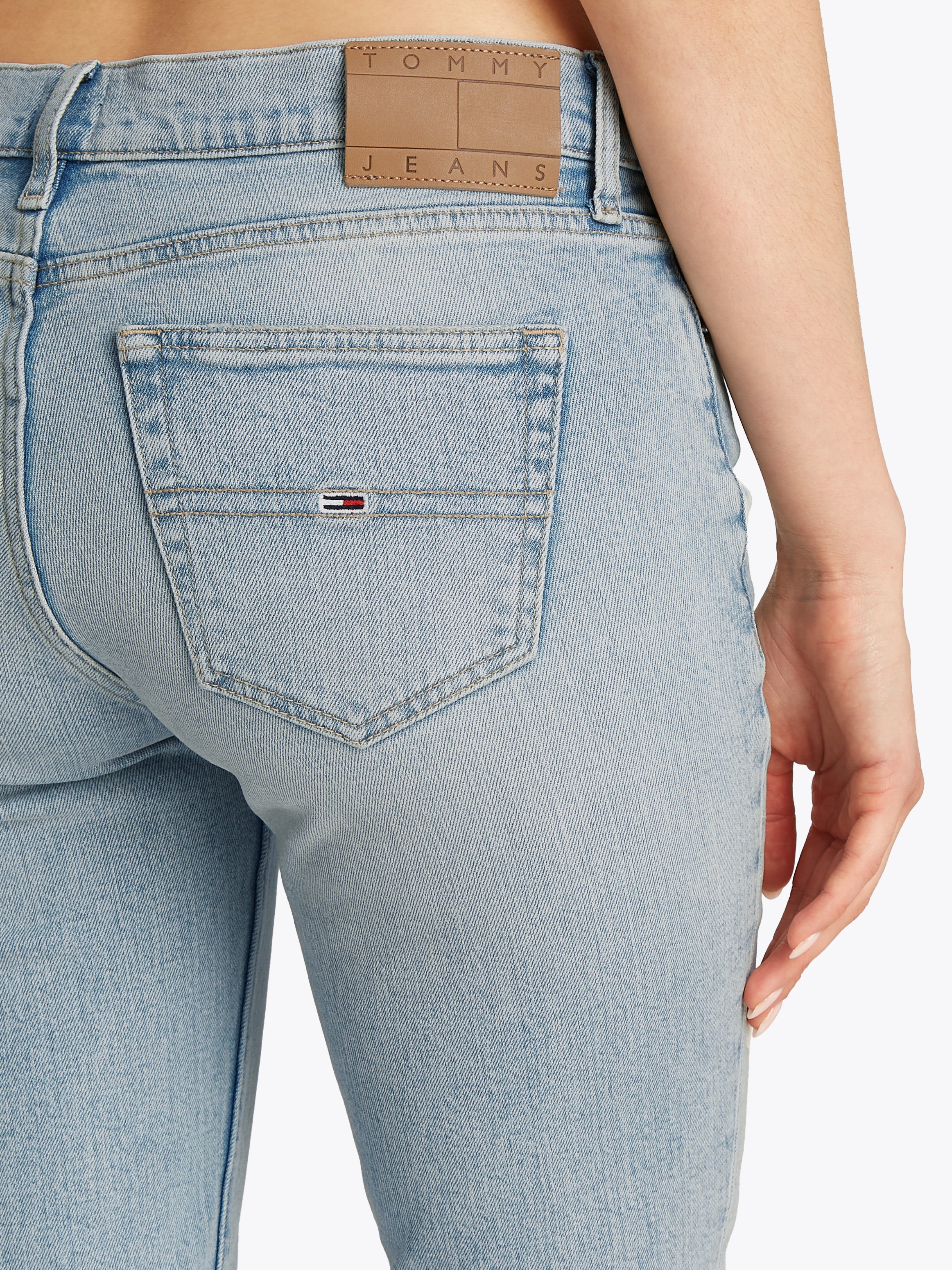 Tommy Jeans "Maddie Mid Rise Bootcut" in hellblauer Waschung günstig online kaufen