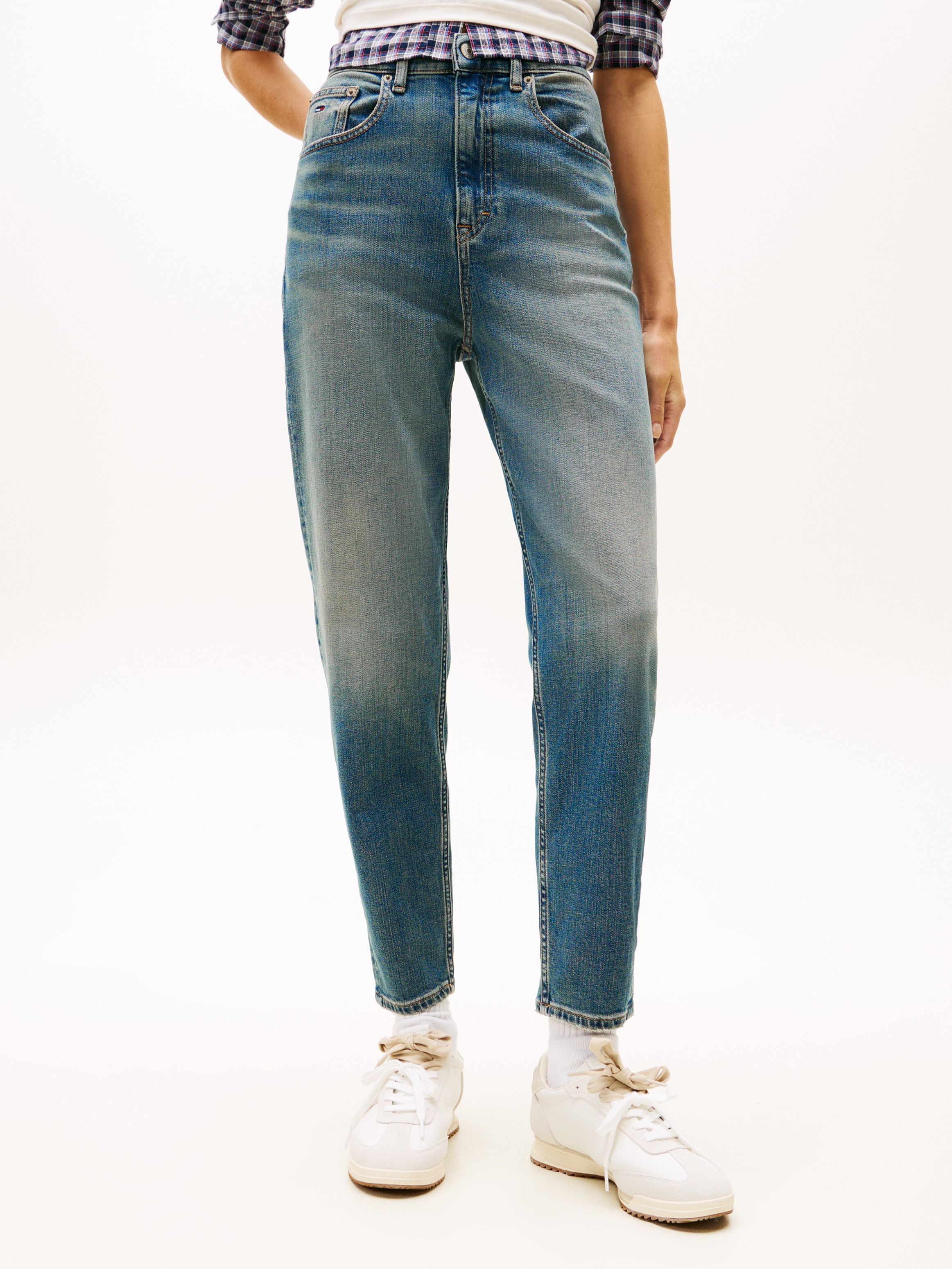 Tommy Jeans Mom-Jeans "MOM JEAN UH TPR" mit Logo-Stickereien, in knöchelfreier Länge