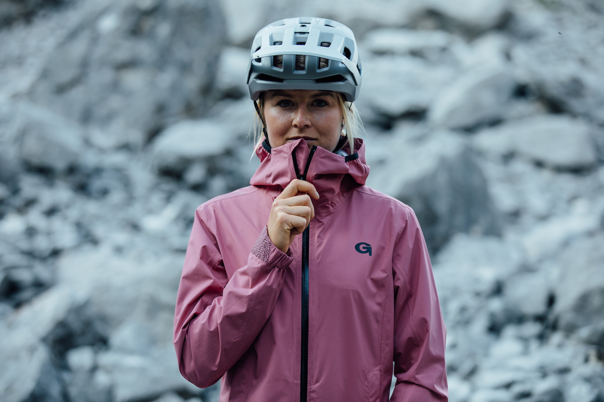 Plus«, bestellen wasserdicht, Wind-Jacke Regenjacke für Gonso mit wind- Fahrradjacke »Sura BAUR Kapuzenlösung | moderner Damen und