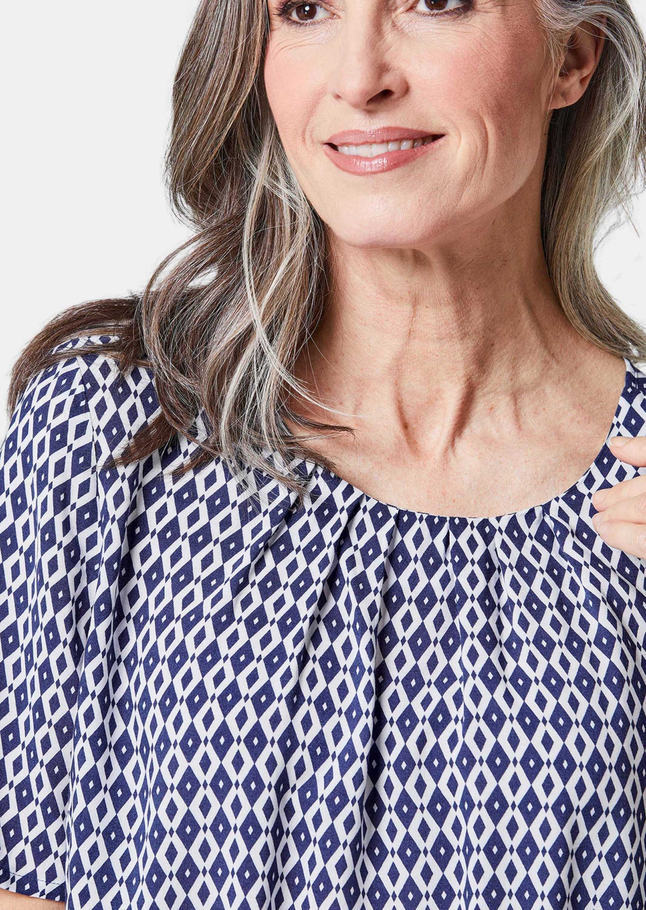 GOLDNER Druckbluse »Druckbluse Farbbrillante Druckbluse mit liebevollen Details«