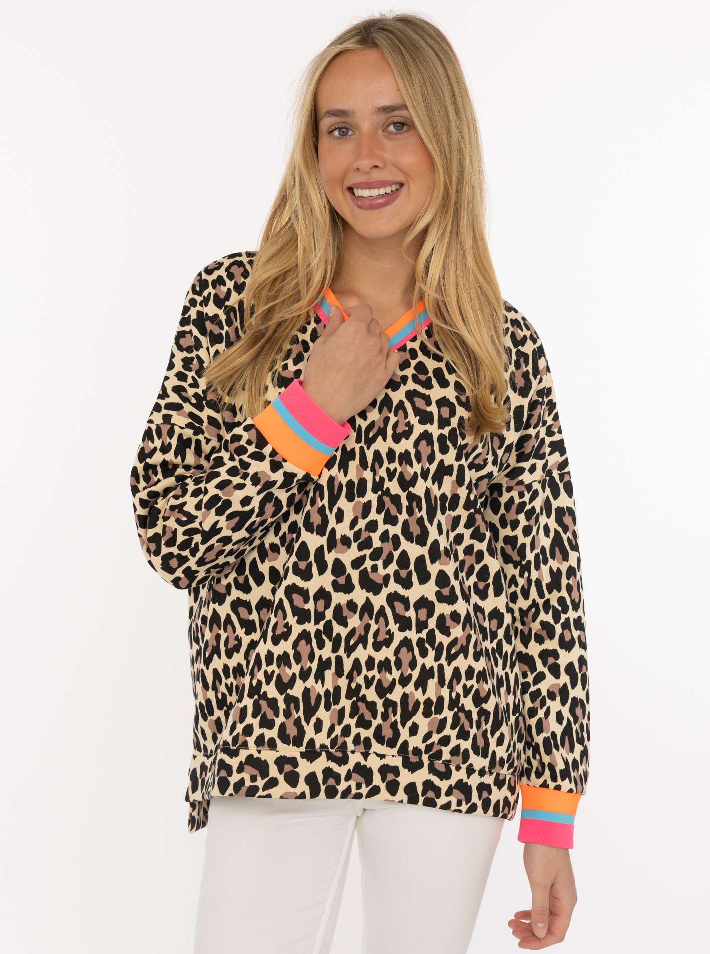 Zwillingsherz Sweatshirt ""Leo Allover Neon Kante"", mit trendiger Leo-Optik, Vokuhila-Schnitt und neonfarbenen Details