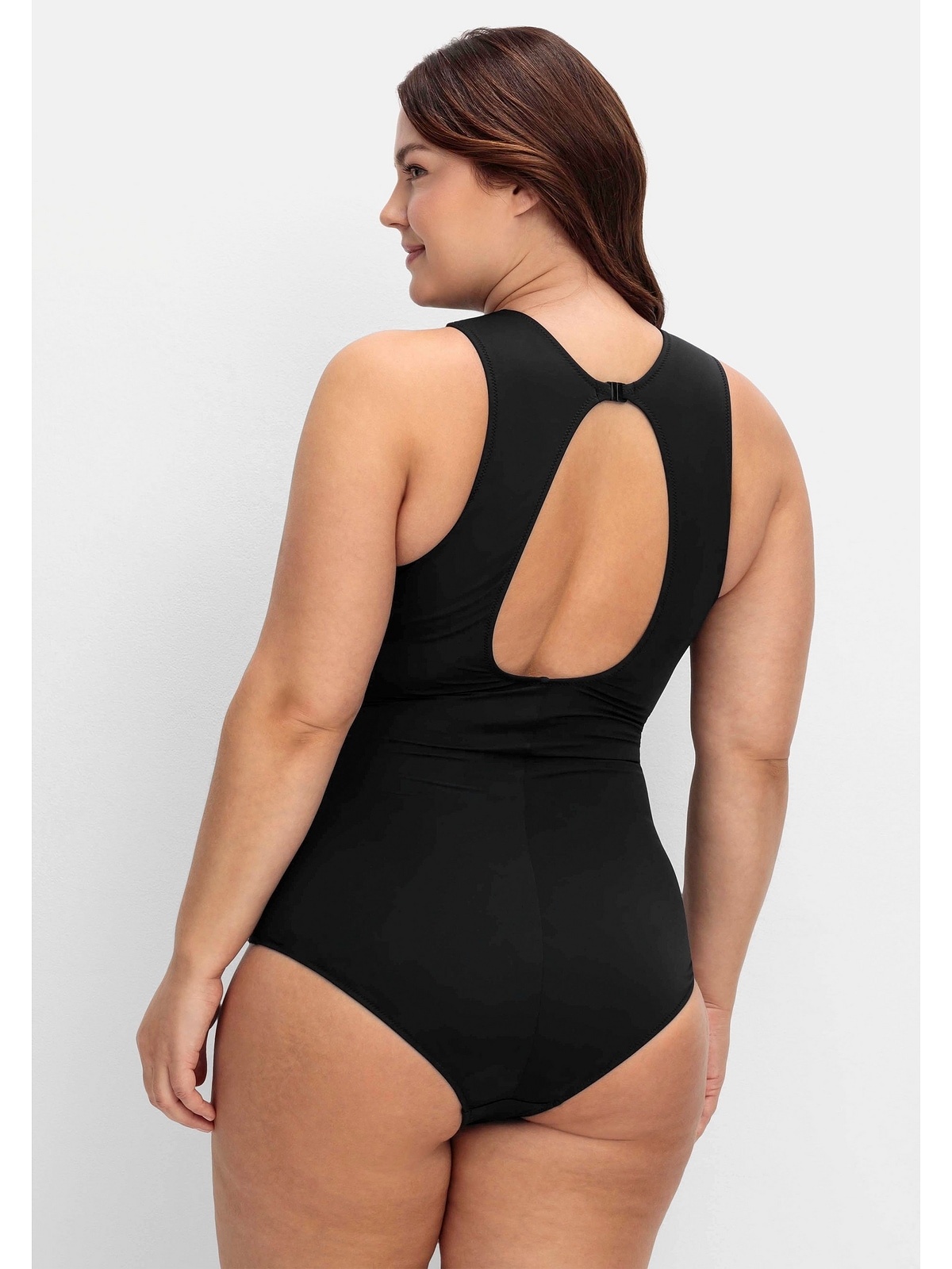 Sheego Badeanzug »Große Größen«, mit raffiniertem Ausschnitt vone und hinten