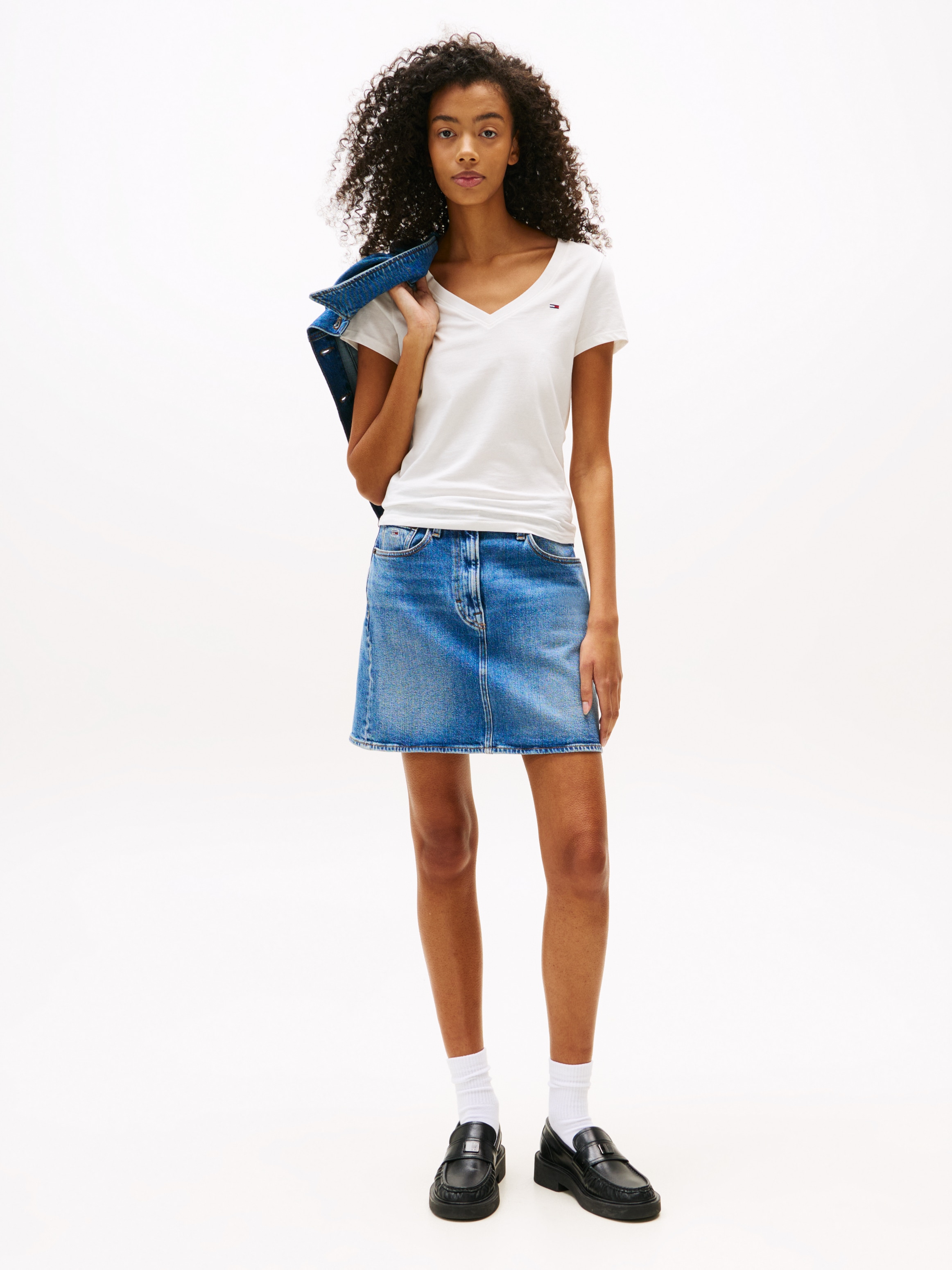 Tommy Jeans T-Shirt »TJW 2PACK V-NECK TEE«, (Packung, 2 tlg., 2-er Pack), mit Logostickerei