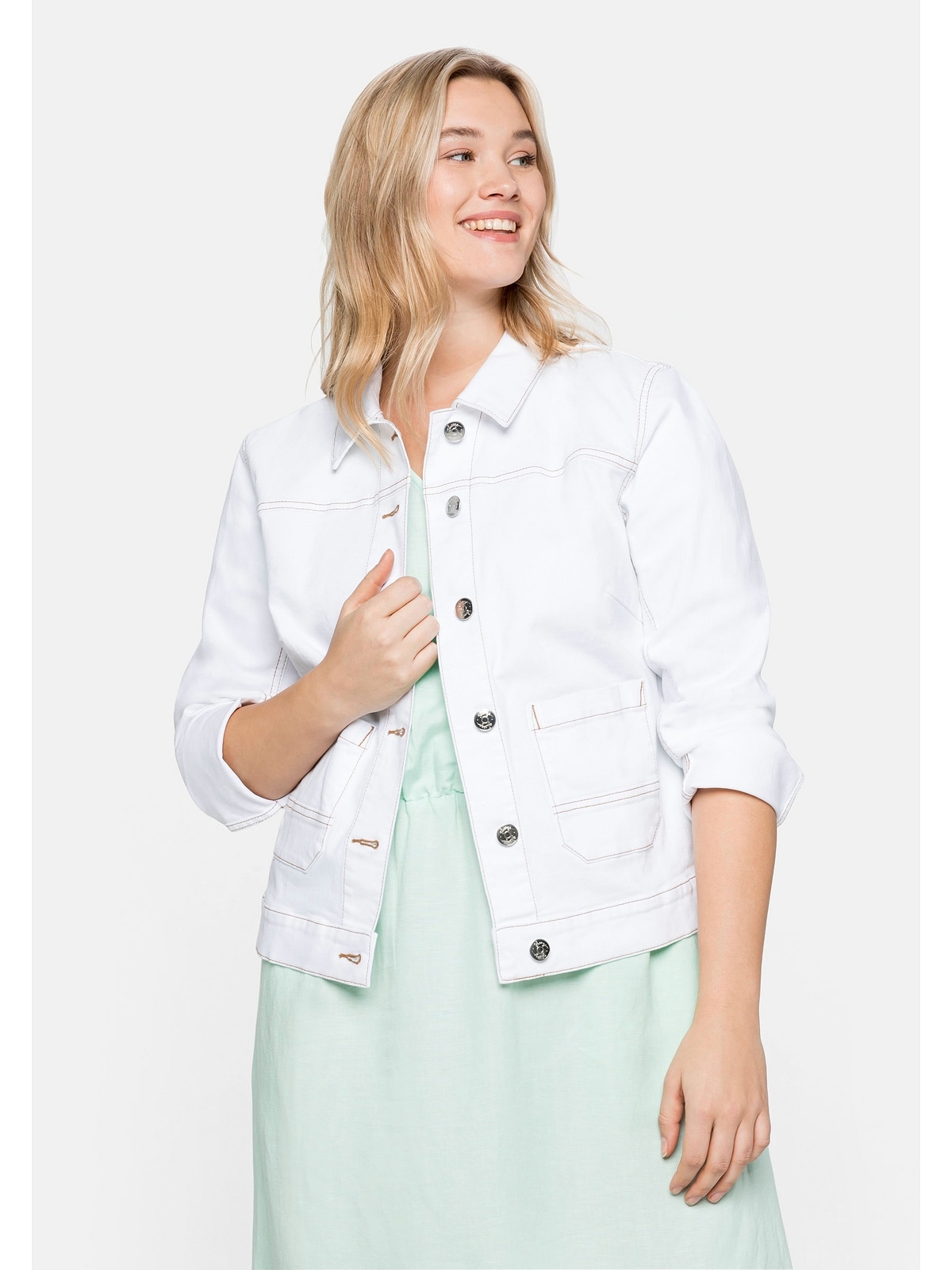 Sheego online Größen«, BAUR »Große mit Kapuze, Jeansjacke kontrastfarbenen ohne bestellen Nähten |