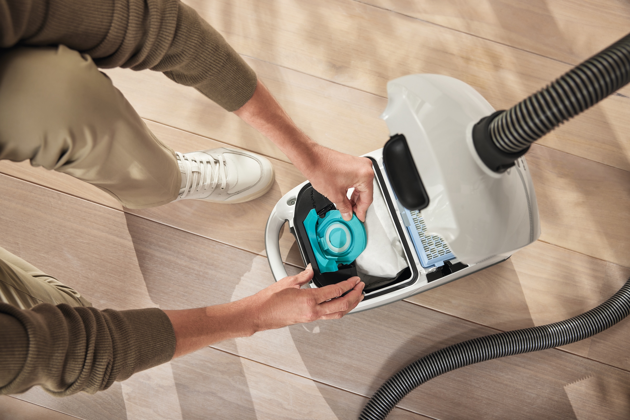 Miele Bodenstaubsauger »Guard S1, Nachfolger Classic C1 PowerLine, ComfortFit«, 890 W, mit Beutel, AirClean Filter, 10 m Aktionsradius, kompaktes Design