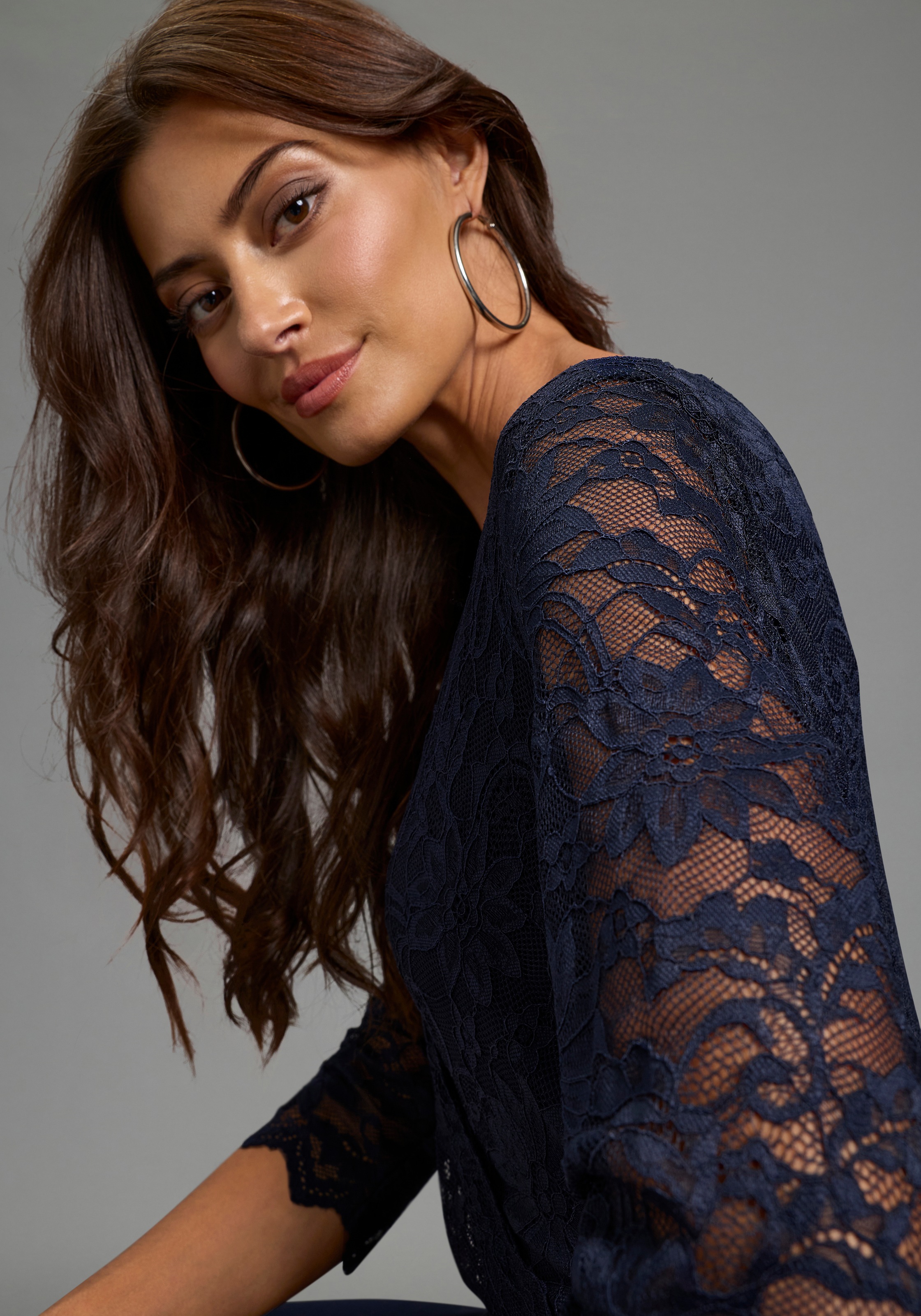 Thumbnail - Laura Scott Jumpsuit mit Spitzenoberteil und Satin-Bindegürtel