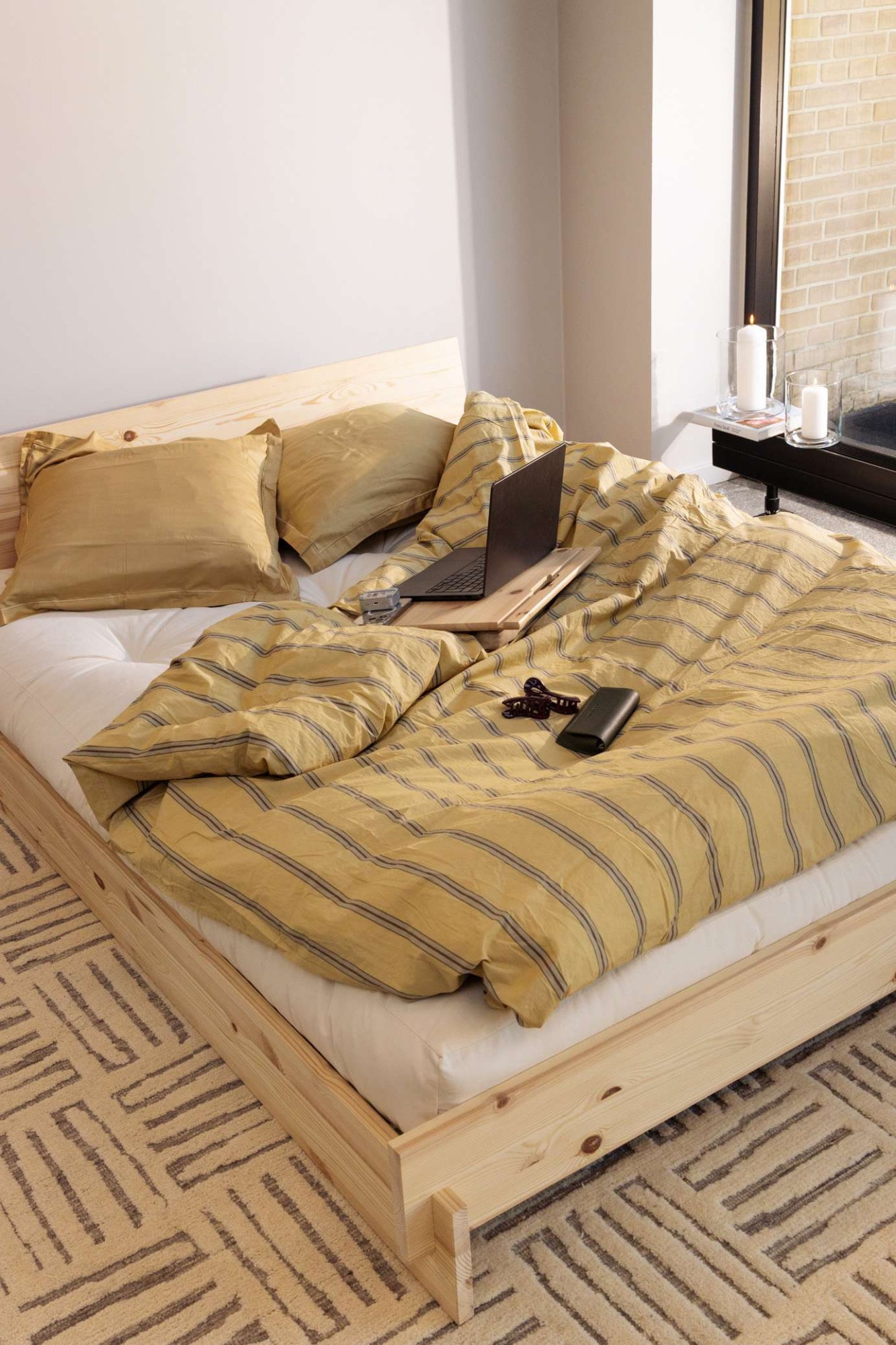 Karup Design Bettgestell »Latch Bed mit Kopfteil, FSC®-zertifiziertes Massivholz, Made in Europe« mit 2 Ablagen, inklusive Lattenrost, ohne Matratze, massive Qualität