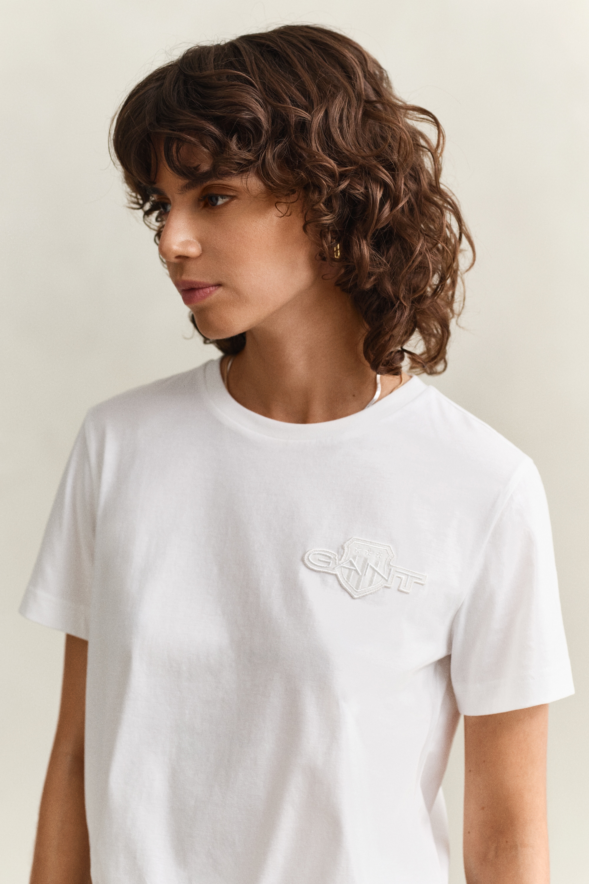 Gant T-Shirt »REG TONAL SHIELD SS T-SHIRT« Rundhals, Ton in Ton Stickerei