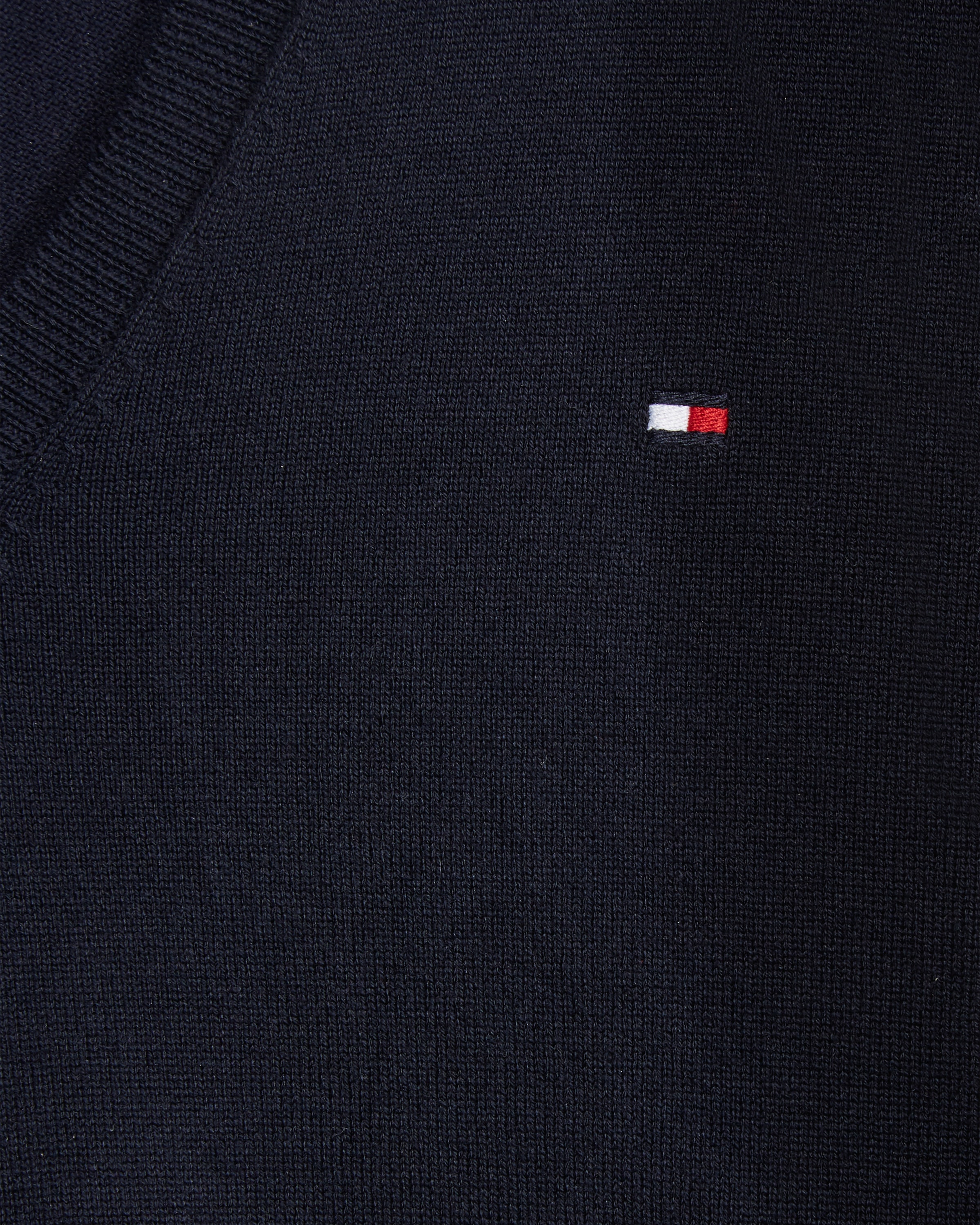 Tommy Hilfiger V-Ausschnitt-Pullover »CO JERSEY STITCH V-NK SWEATER«, Kontrastfarbene Streifen im Ausschnitt und Logo Stickerei am Ärmel