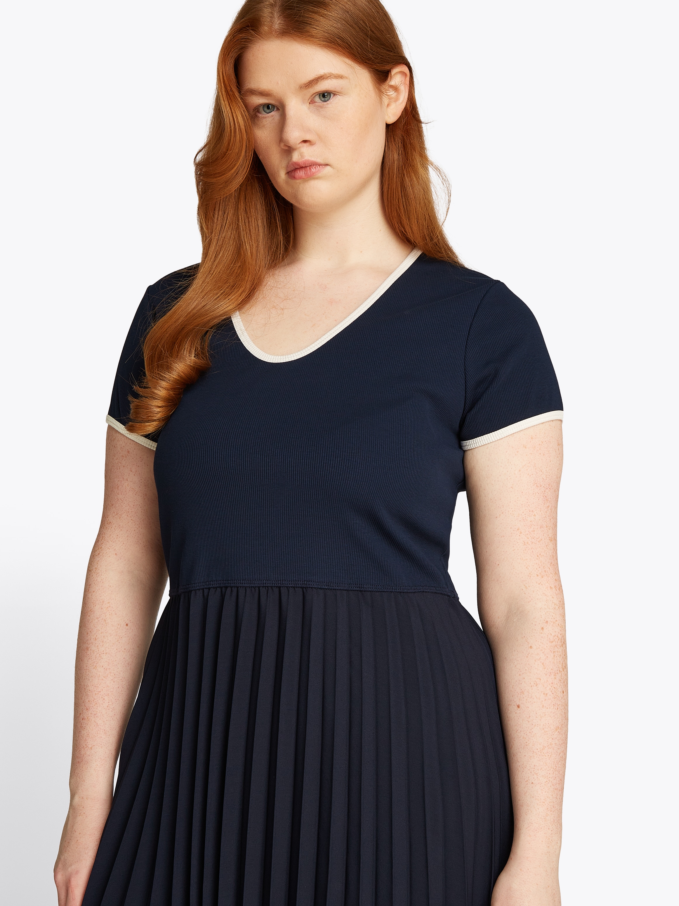 Tommy Hilfiger Curve Blusenkleid »CRV CONTRAST SOFT V-NK DRESS«, in Großen Größen, mit tiefem Rundausschnitt