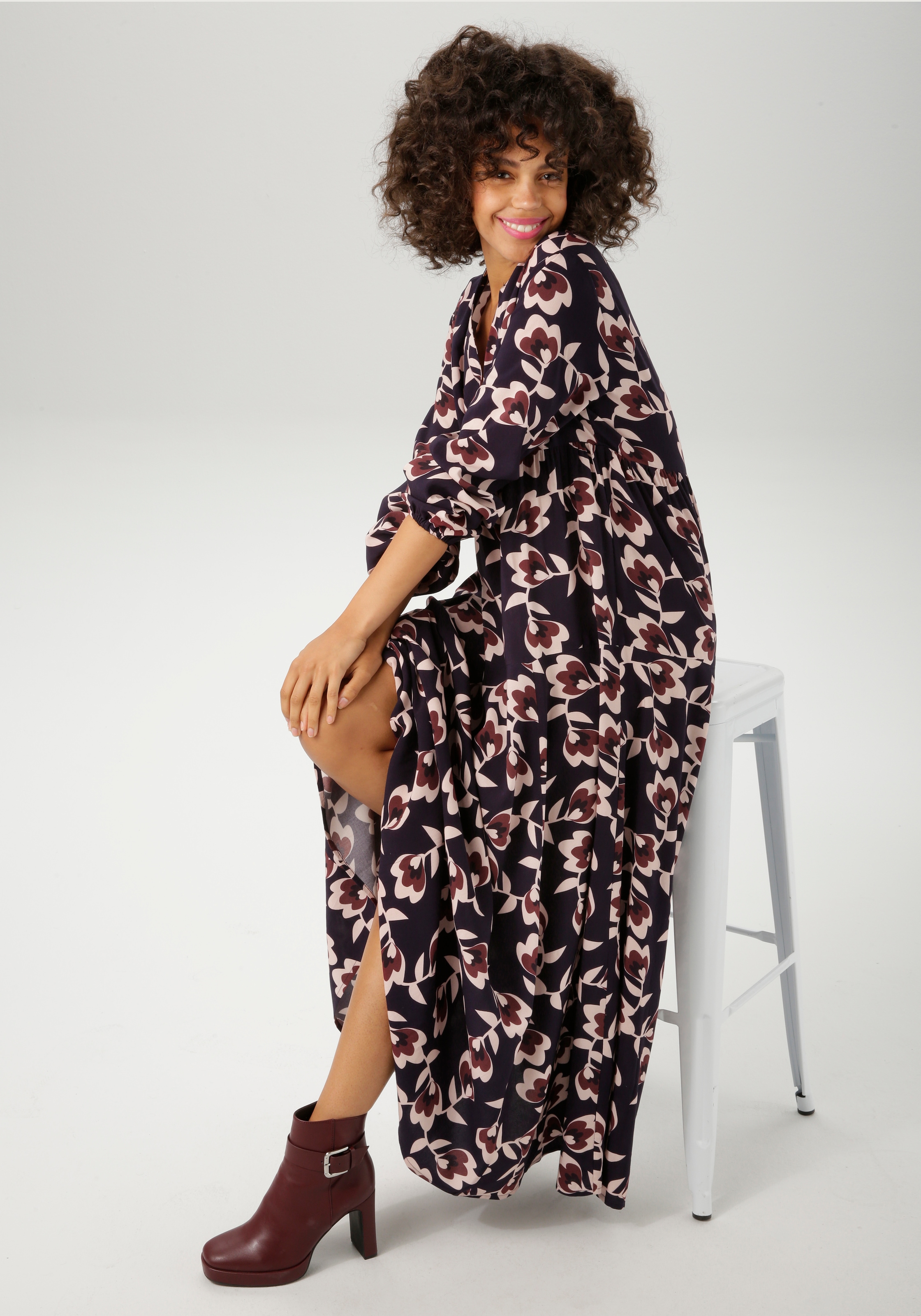 Aniston CASUAL Maxikleid, mit grafischen Blumen bedruckt- jedes Teil ein Unikat- NEUE KOLLEKTION