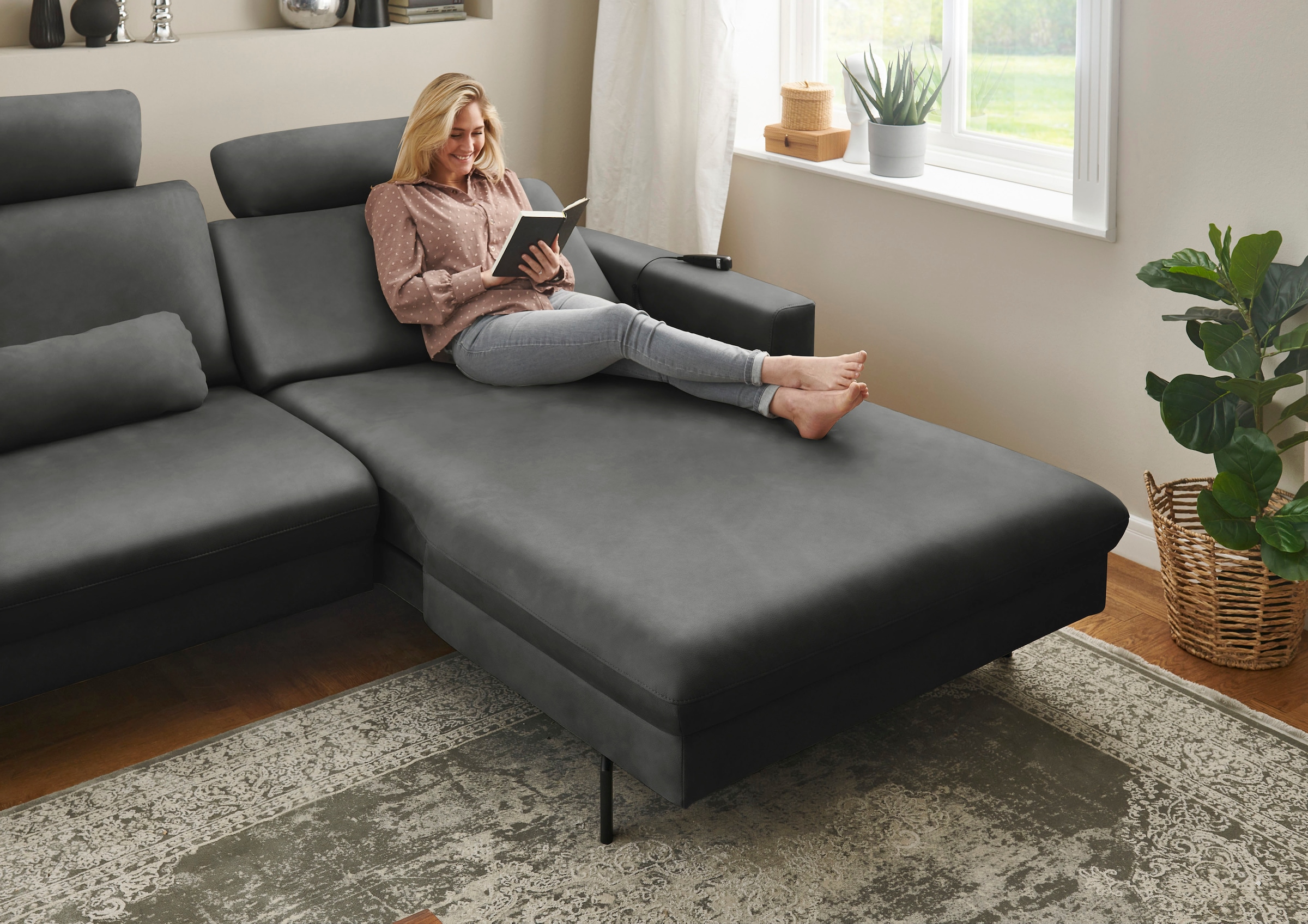 Die PlanBar Ecksofa »PN-EM20028 L-Form mit Kopfstützen«, wahlweise mit motorischem Canape