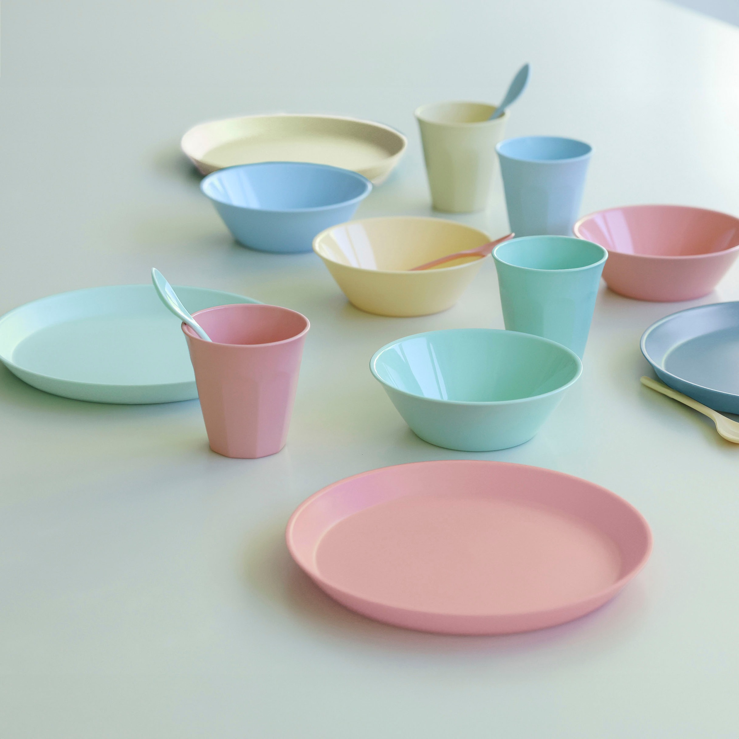 KOZIOL Geschirr-Set »NORA SET MACARONS«, (Set, 16 tlg., 4x Teller, 4x Schale, 4x Becher, 4x Löffel), 100% recycelbar, 100% made in Germany, 100% melaminfrei