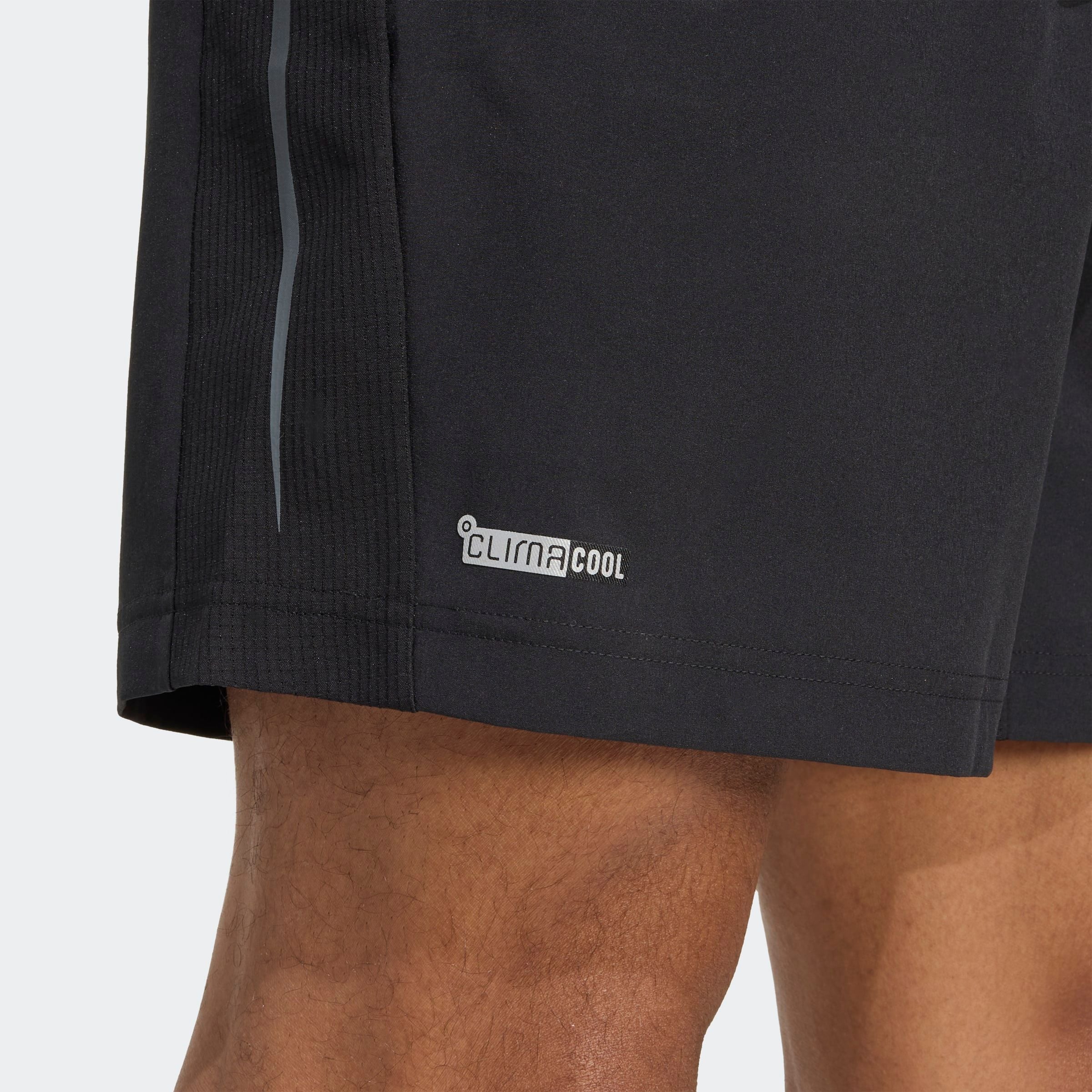 adidas Performance Shorts »TECH APP GFXSHO«  aus weichem Stretchmaterial, mit Mesh-Belüftungseinsatz