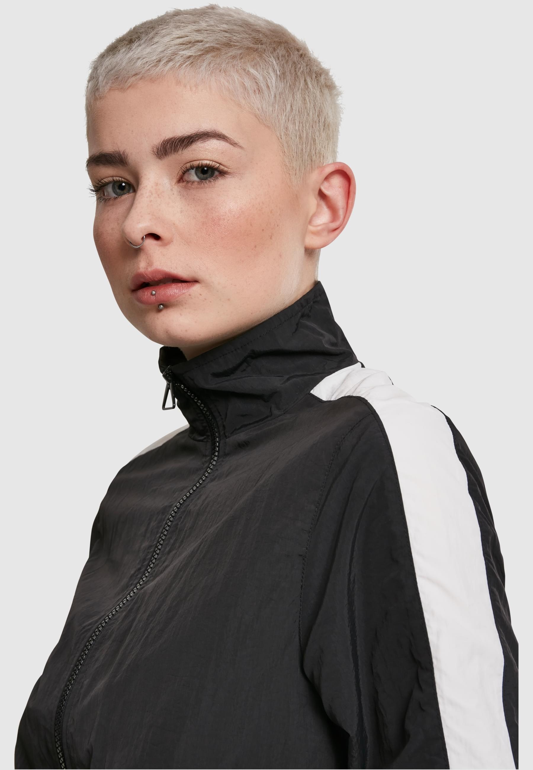URBAN CLASSICS Allwetterjacke »Urban Classics Damen Ladies Short Striped Crinkle Track Jacket«, (1 St.), ohne Kapuze