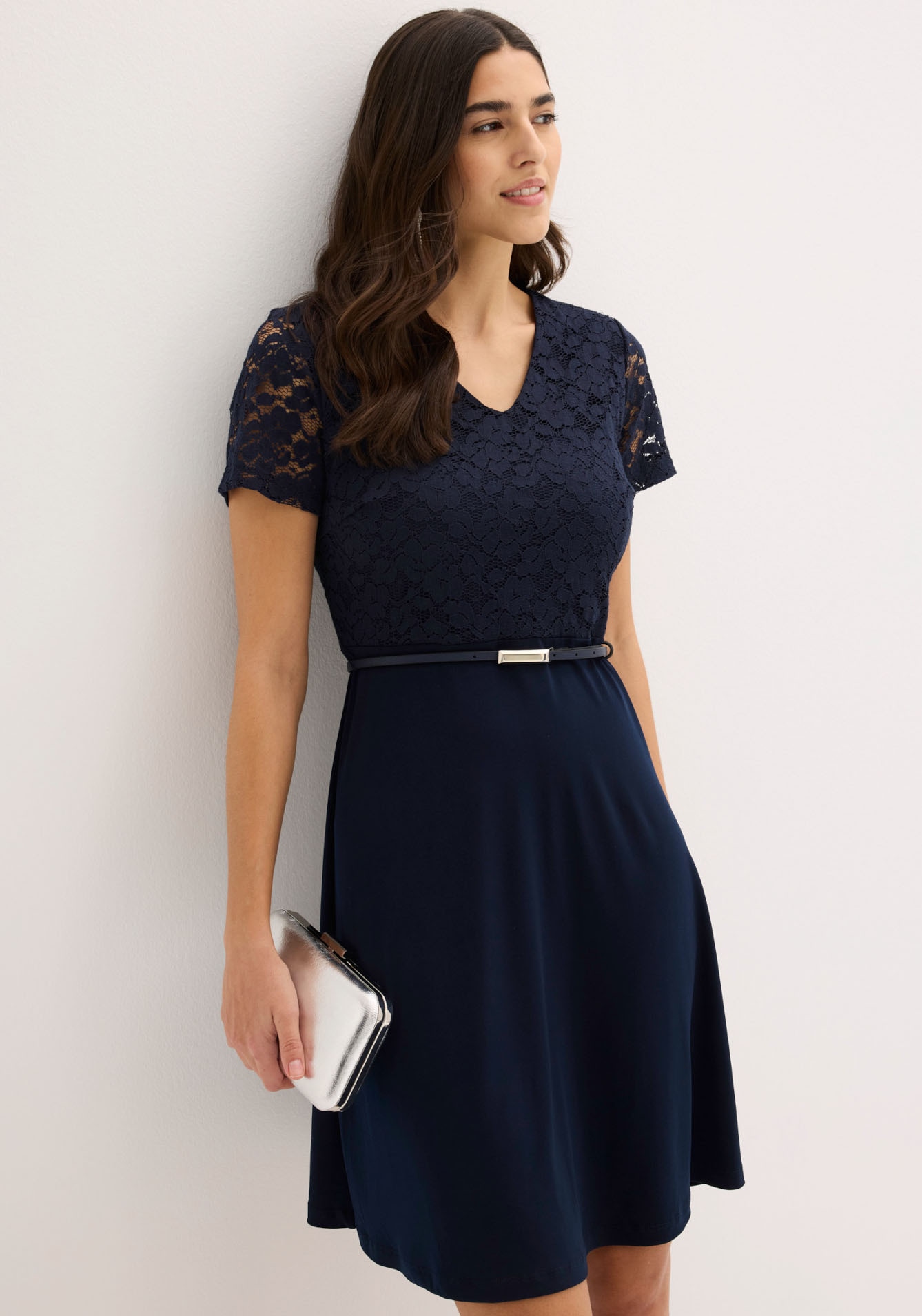 bonprix Minikleid festlicher Stil, mit kurzem Arm, ausgestellte Passform