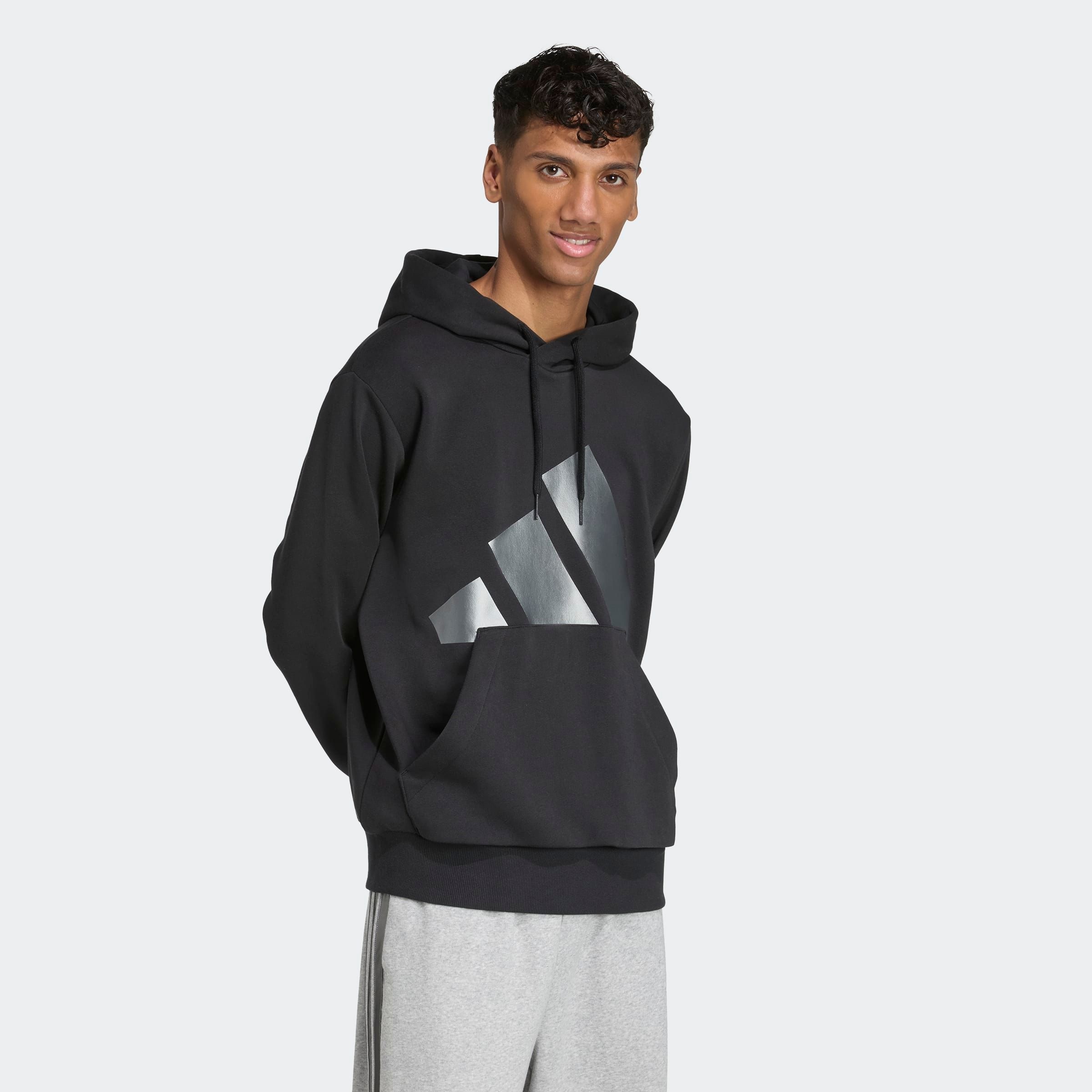 adidas Sportswear Kapuzensweatshirt »HOLIDAY 3S HOODIE«, mit großem BOS Branding, festliches Design, mit Rundhalsausschnitt
