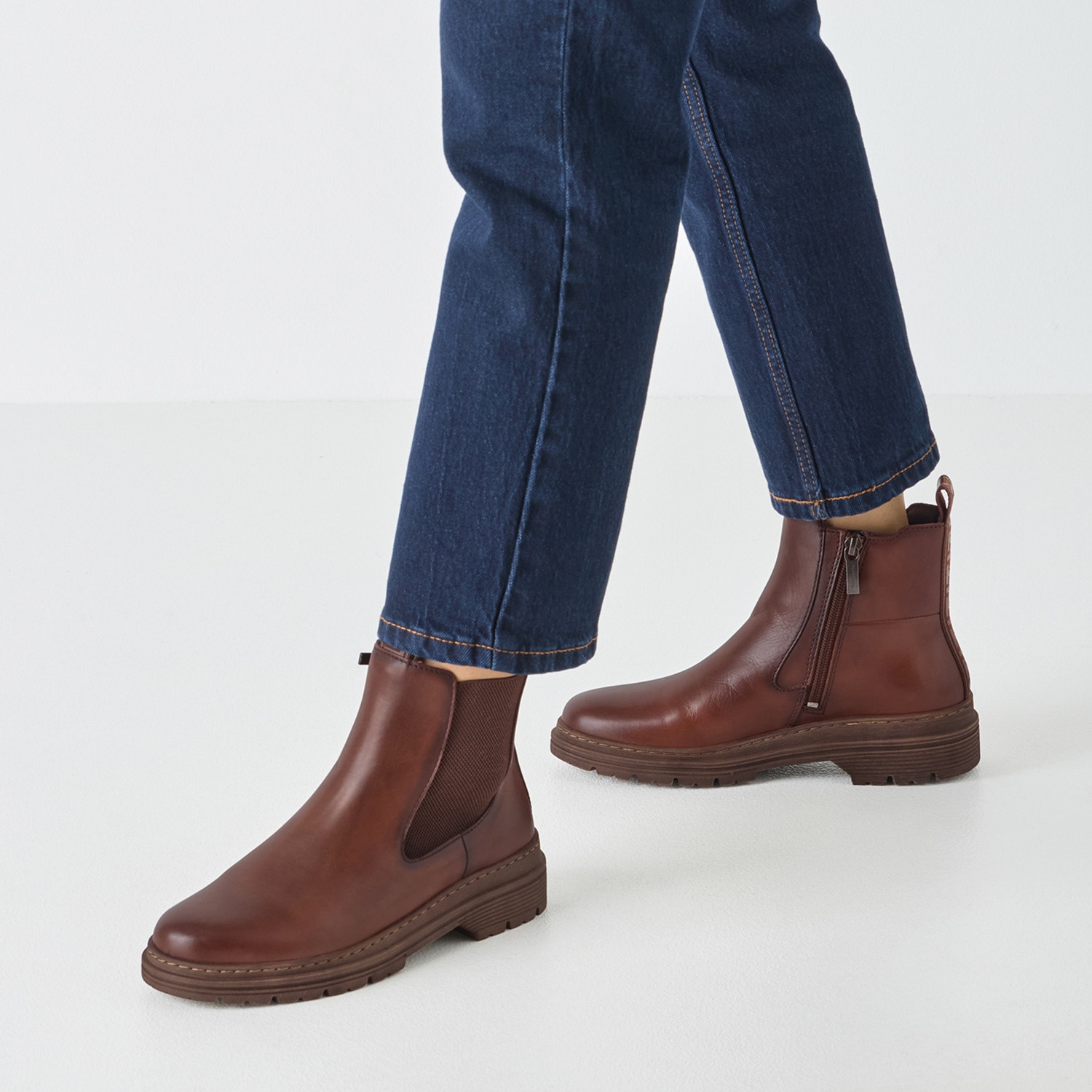Tamaris Chelseaboots  Blockabsatz, Stiefelette mit Stretcheinsatz an der Außenseite