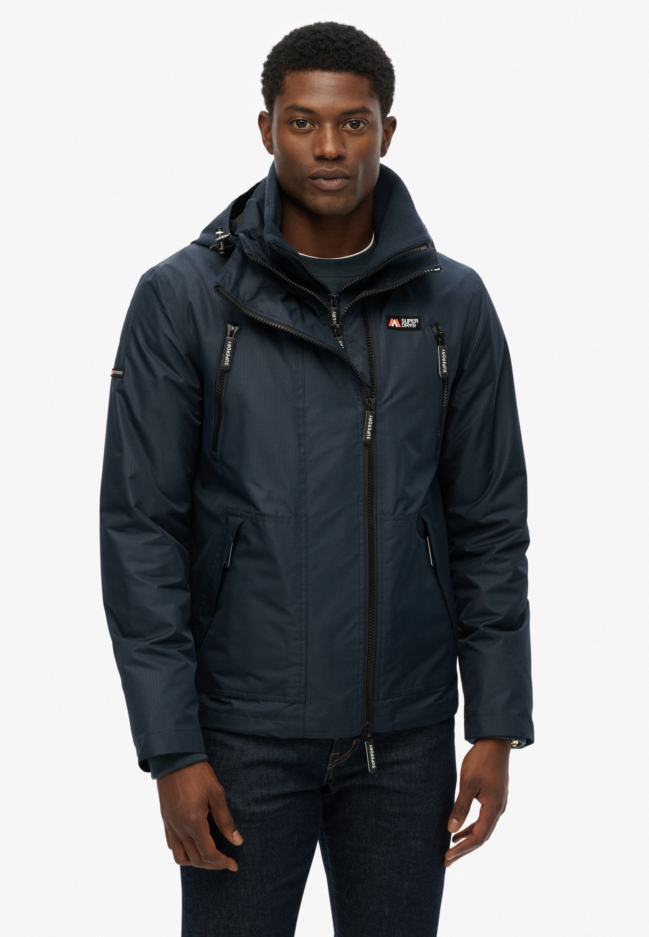 Superdry Outdoorjacke "HOODED MTN WINDBREAKER JACKET" mit Kapuze mit Kunstfaser aus Polyester, Relaxed Fit, hüftlange Schnittform