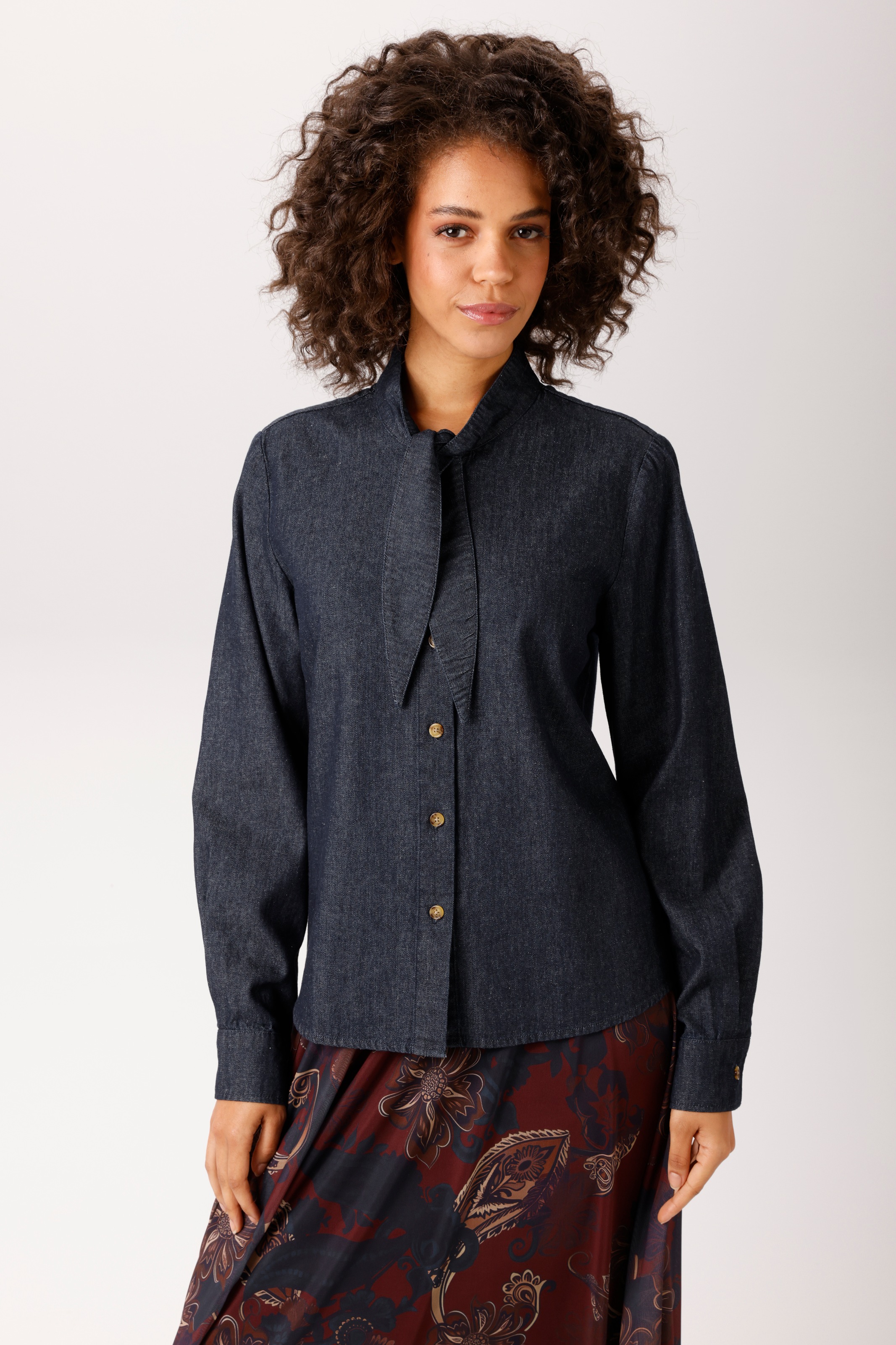 Aniston CASUAL Jeansbluse mit kleiner Schluppe am Rundhals-Ausschnitt - NEUE KOLLEKTION