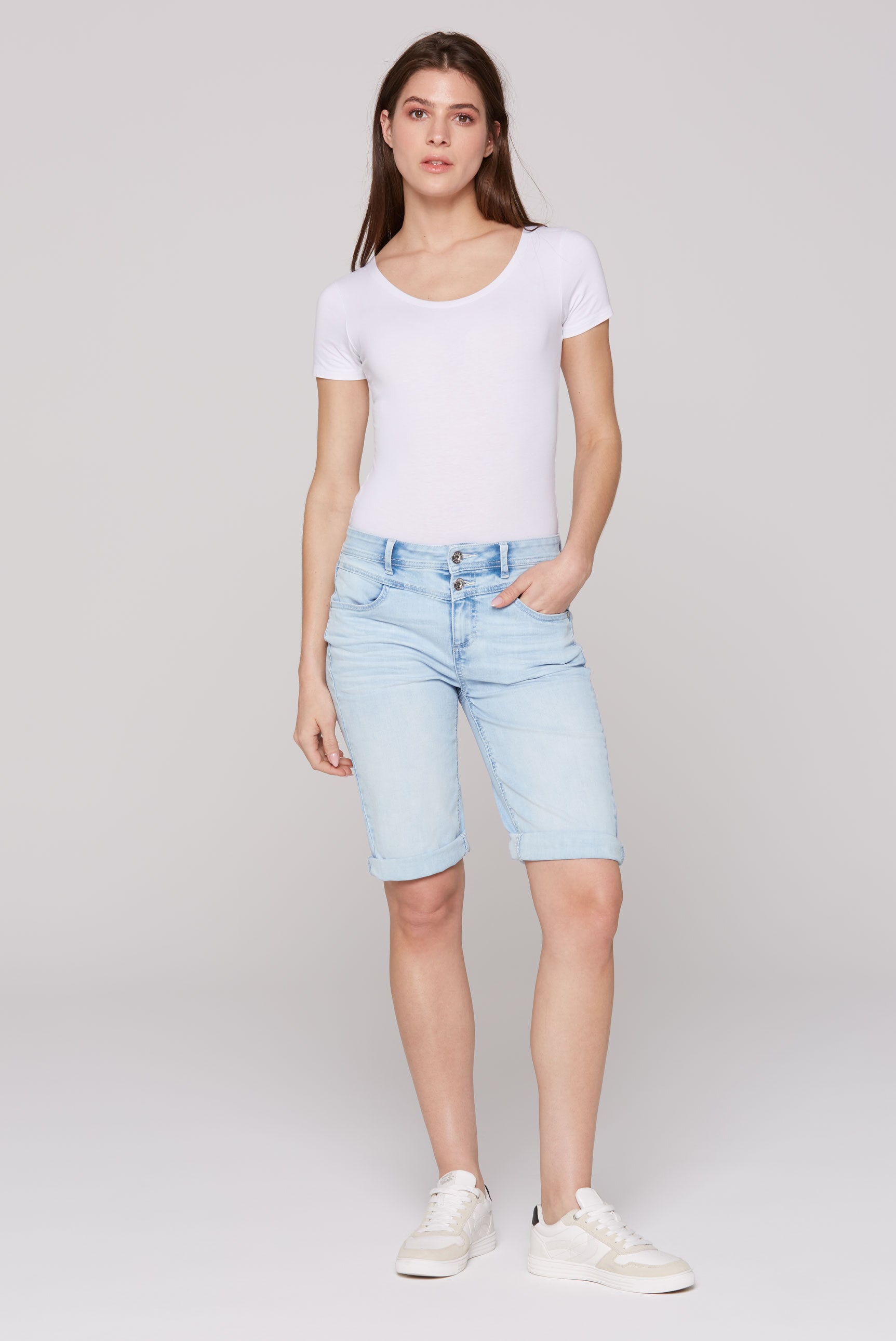 SOCCX Jeansshorts, mit zwei Knöpfen am Bund