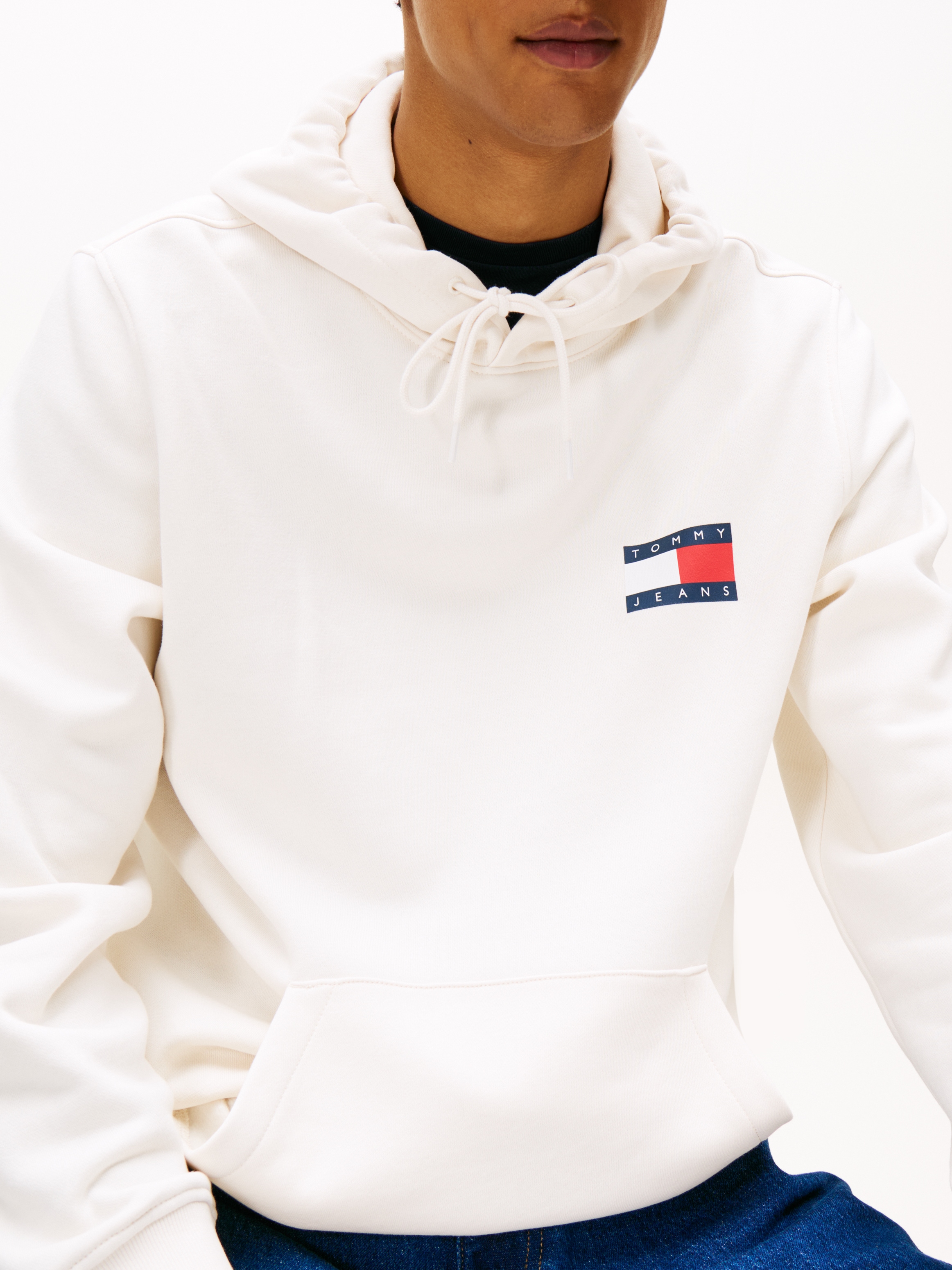 Tommy Jeans Sweatshirt »TJM REG ESSENTIAL FLAG HOOD EXT«, mit bedruckten Markenlogo auf Brusthöhe