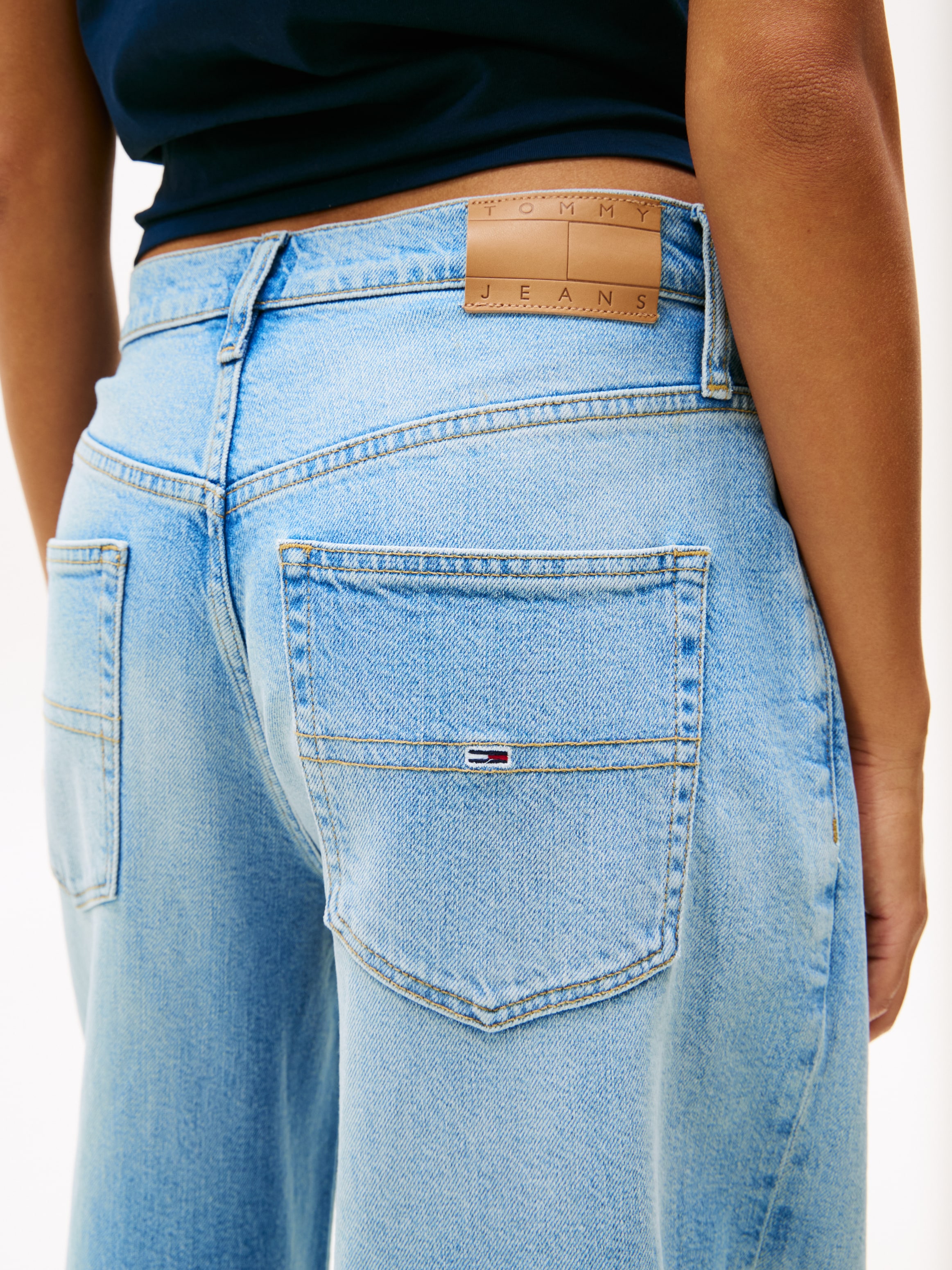 Tommy Jeans Loose-fit-Jeans »Charlie Mid Rise Lose Wide«, mit Logostickerei