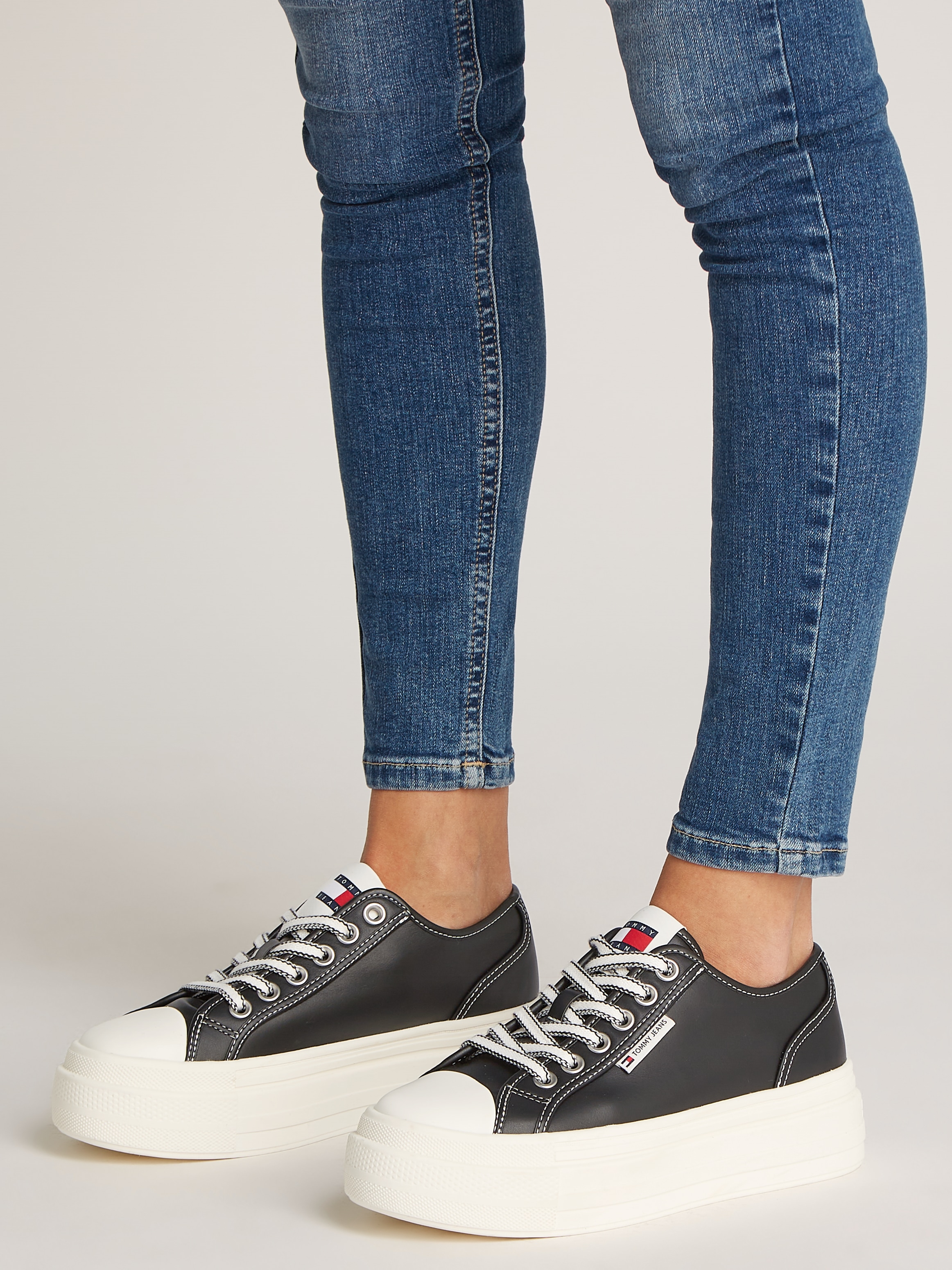 Tommy Jeans Plateausneaker »TJW FOXING VULC LC LEATHER«, Freizeitschuh, Halbschuh, Schnürschuh, Kontrast-Schnürsenkel