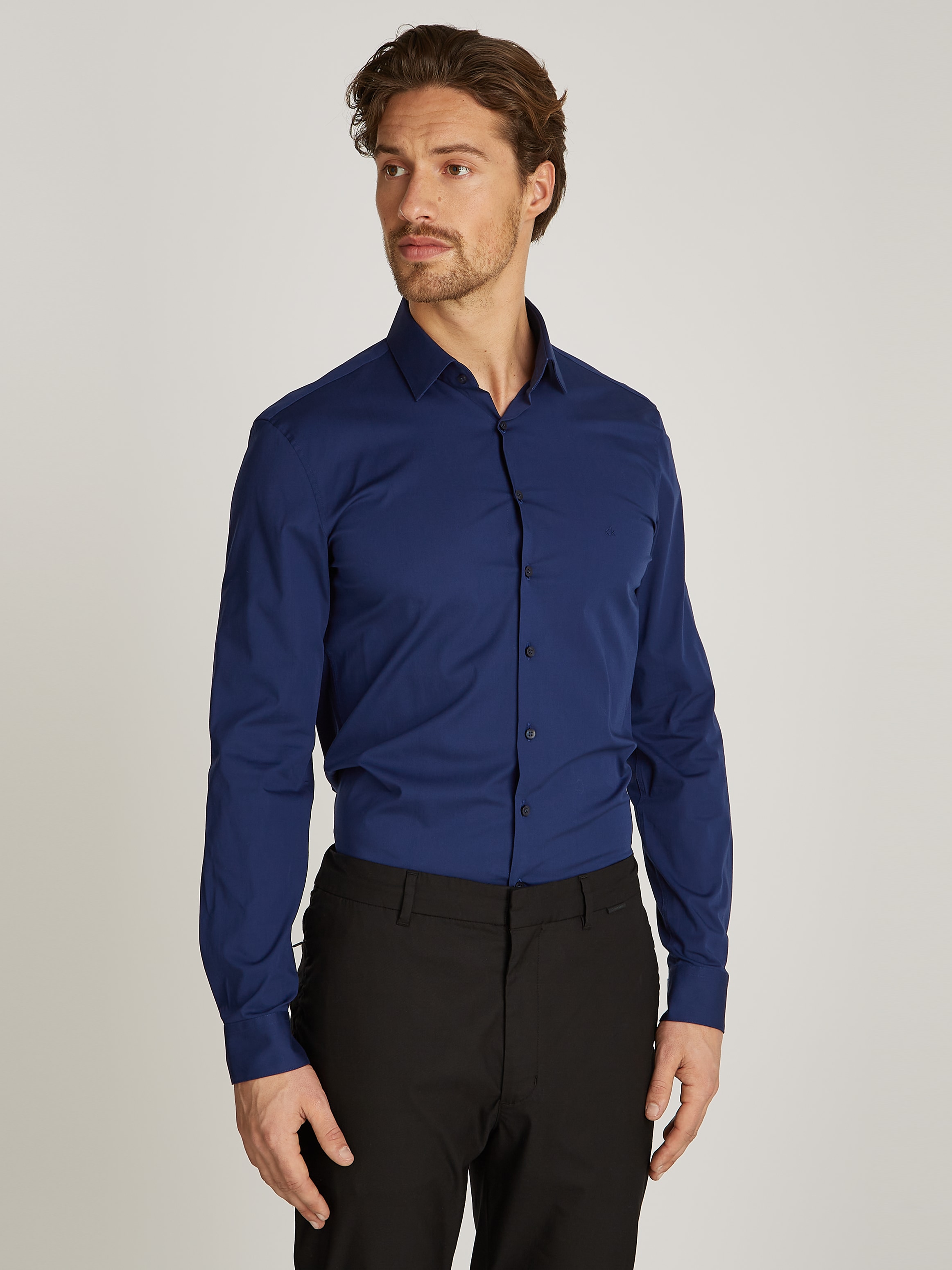 Calvin Klein Businesshemd "POPLIN STRETCH SLIM SHIRT", mit Kentkragen, Logoprint auf Brusthöhe