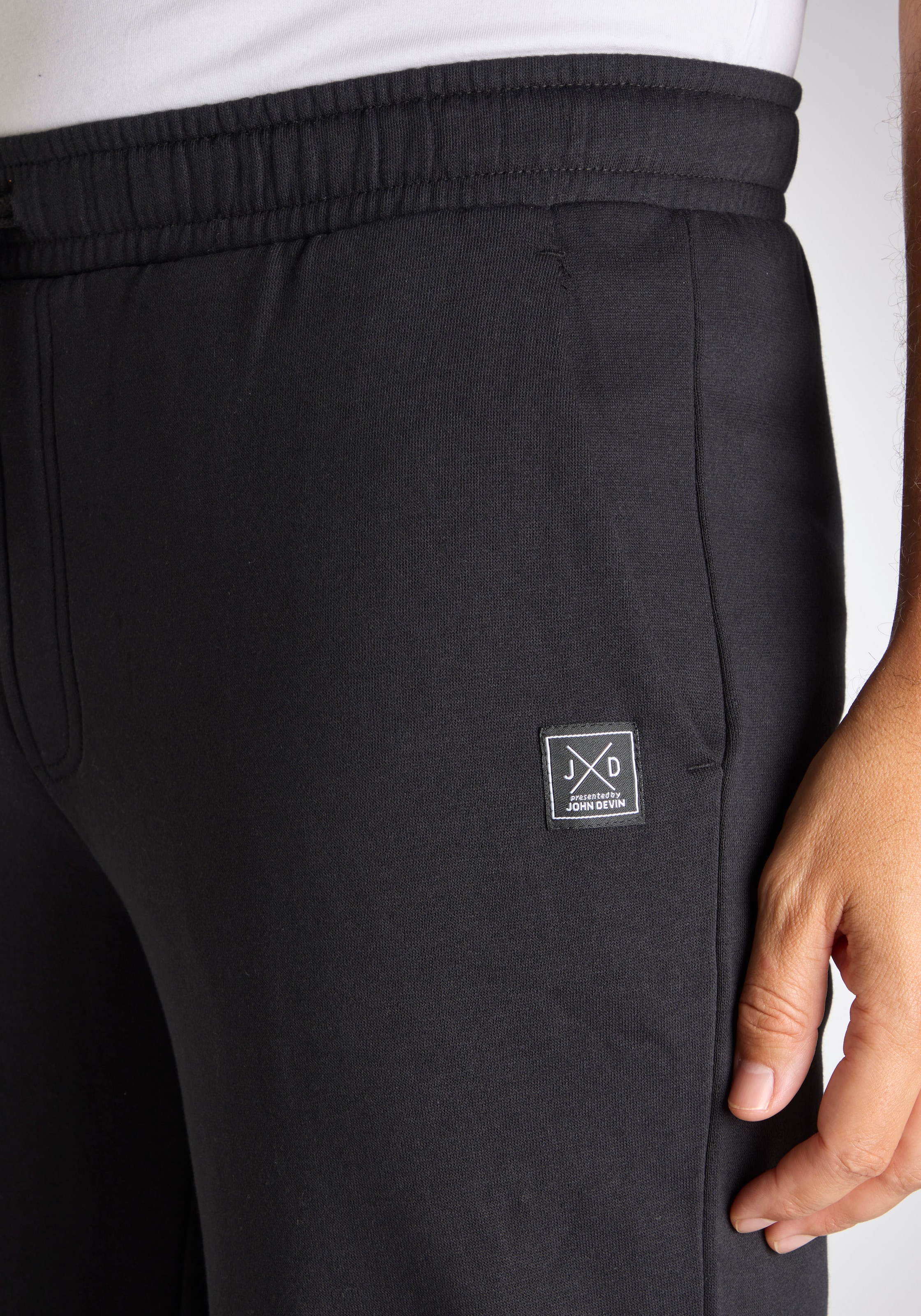 John Devin Sweatshorts »- kurze Hose aus innen angerauter Sweatware«  mit breiter Kordel und seitlichen Taschen