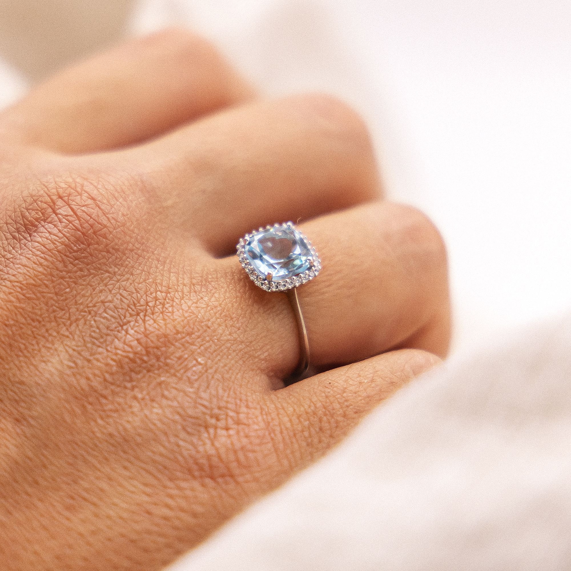 Fascination by Ellen K. Fingerring »375 Weißgold mit Blautopas (beh.) und Zirkonia weiß«