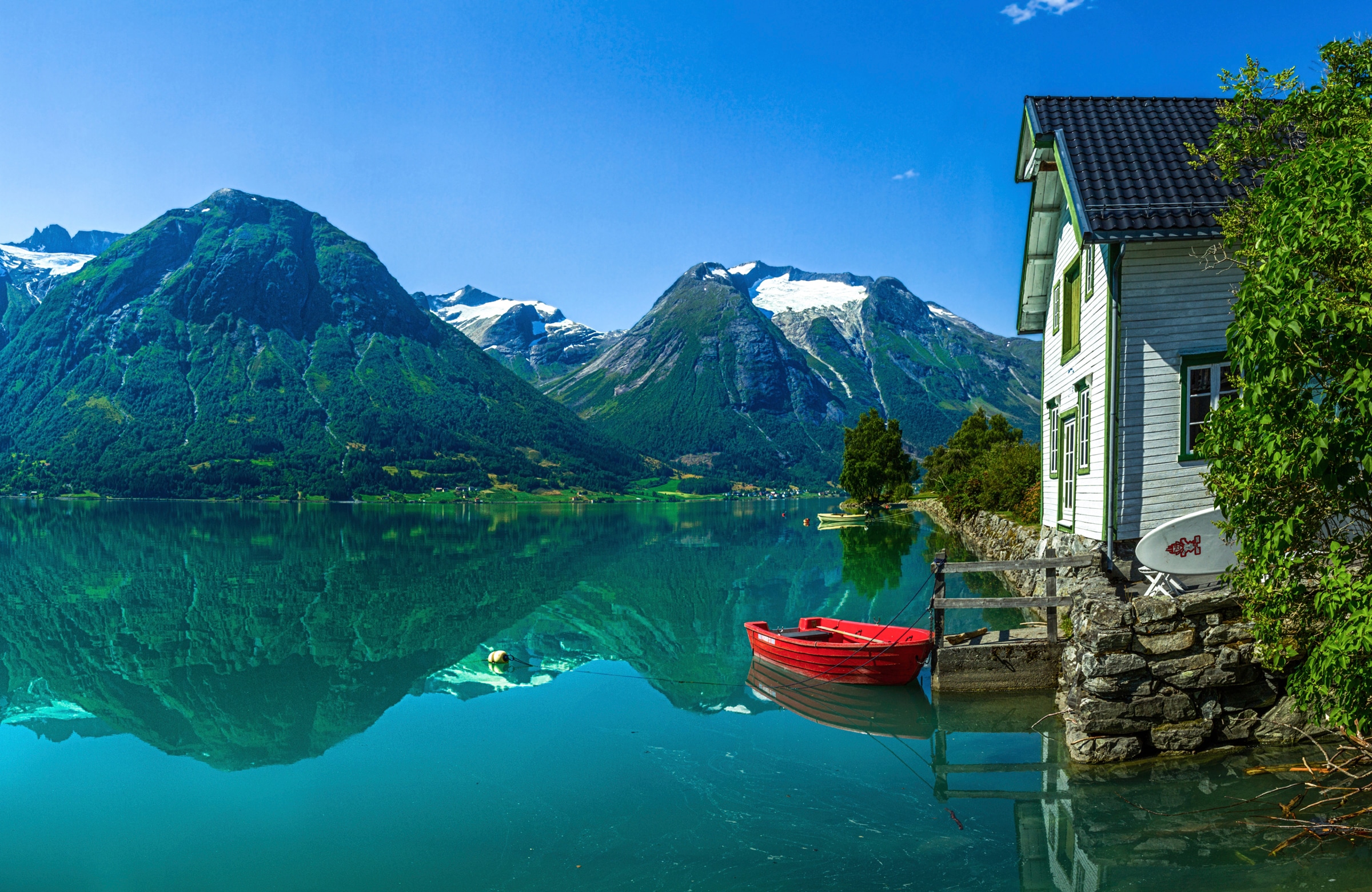 Papermoon Fototapete "Photo-Art CHRISTER OLSEN, HAUS AM GLETSCHERSEE"