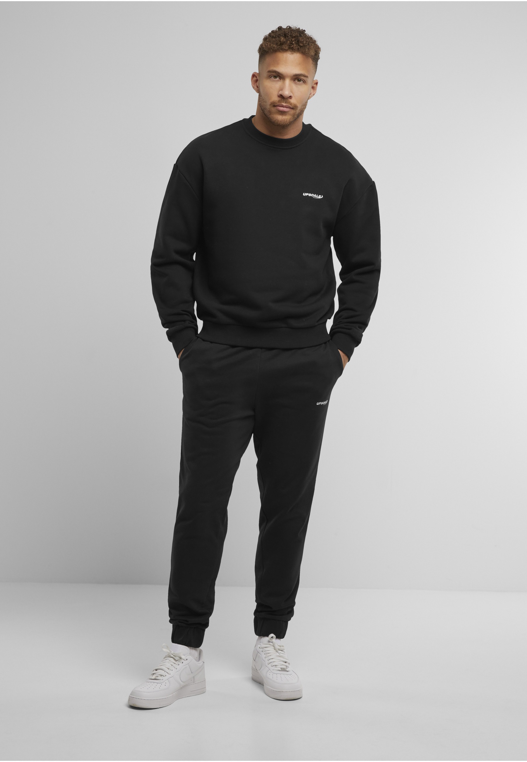 Upscale by Mister Tee Sweater »Upscale by Mister Tee Upscale Core EMB Oversize Crewneck«, 1 Stk.
