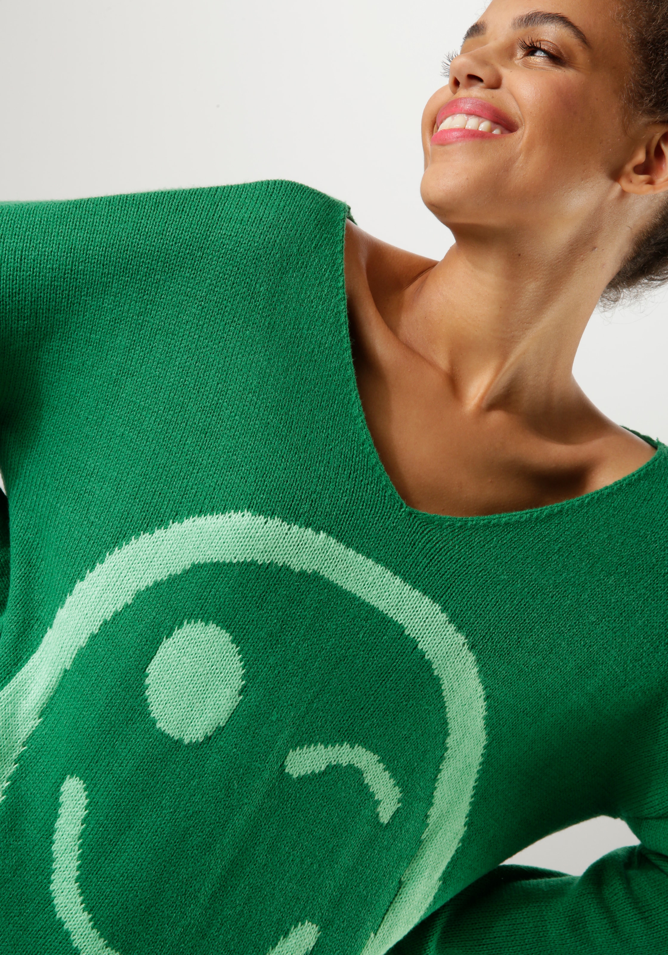 Aniston CASUAL Strickpullover, mit eingestricktem Smiley