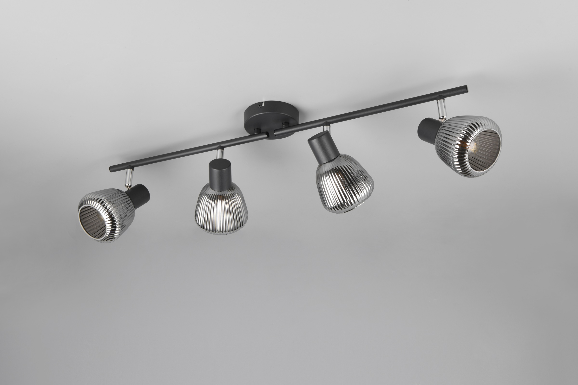 TRIO Leuchten Deckenstrahler »TARIFA, 4-flammiger Deckenspot mit Glasschirm, exkl 4xE14 max 10W«, 4 flammig, Leuchtmittel E14 | Leuchtmittel wechselbar, Glasschirm in Riffeloptik leicht verspiegelt, verstellbare Spots