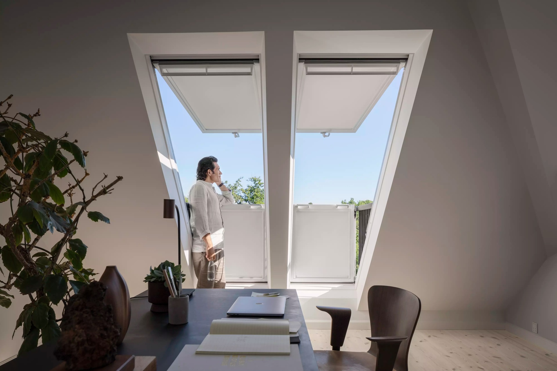 VELUX Verdunklungsrollo »DKL 1025SWL«, verdunkelnd, ohne Bohren, in Führungsschienen, Stoff weiß mit alufarbenen Führungsschienen & Griffleiste