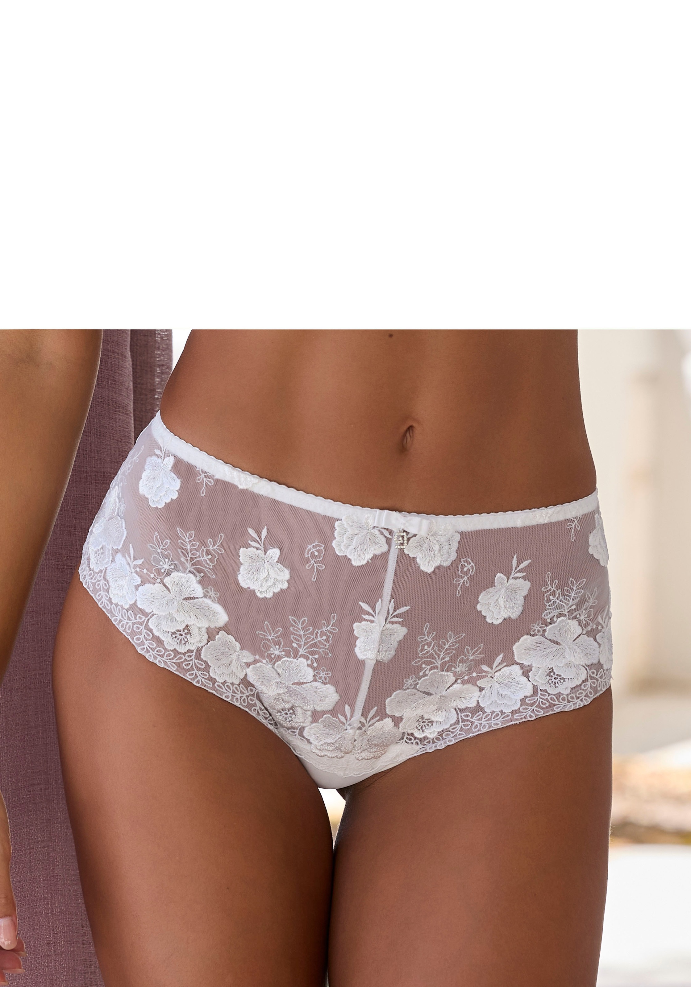 Nuance by Lascana Panty mit edler Stickereispitze in floraler Optik