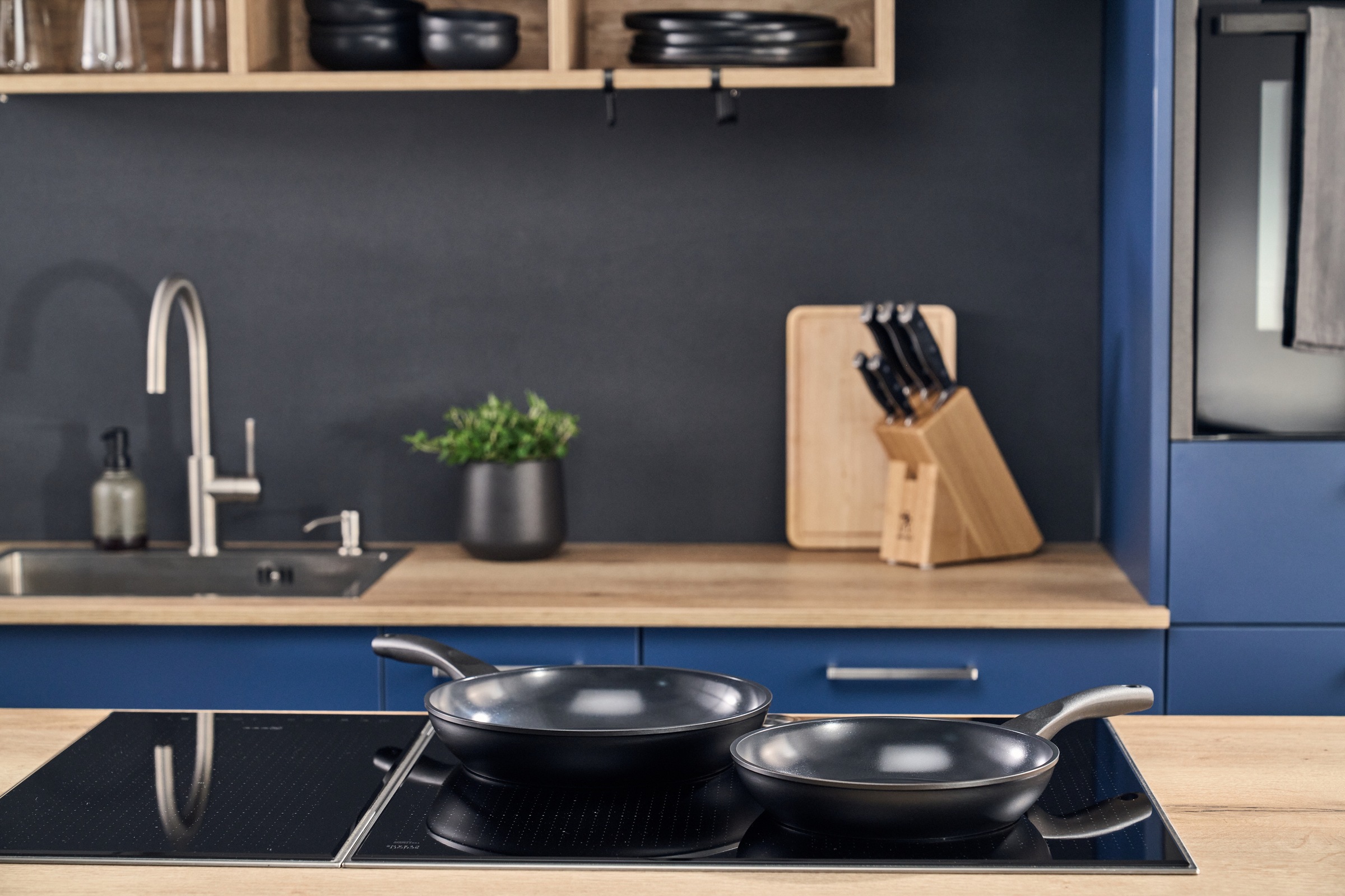 HENCKELS by ZWILLING Pfannen-Set »Sleek« Aluminium Set, Pfanne 24 cm und 28 cm, 2 tlg. Keramikbeschichtung, Soft-Touch-Griff, leicht, Induktionsgeeignet