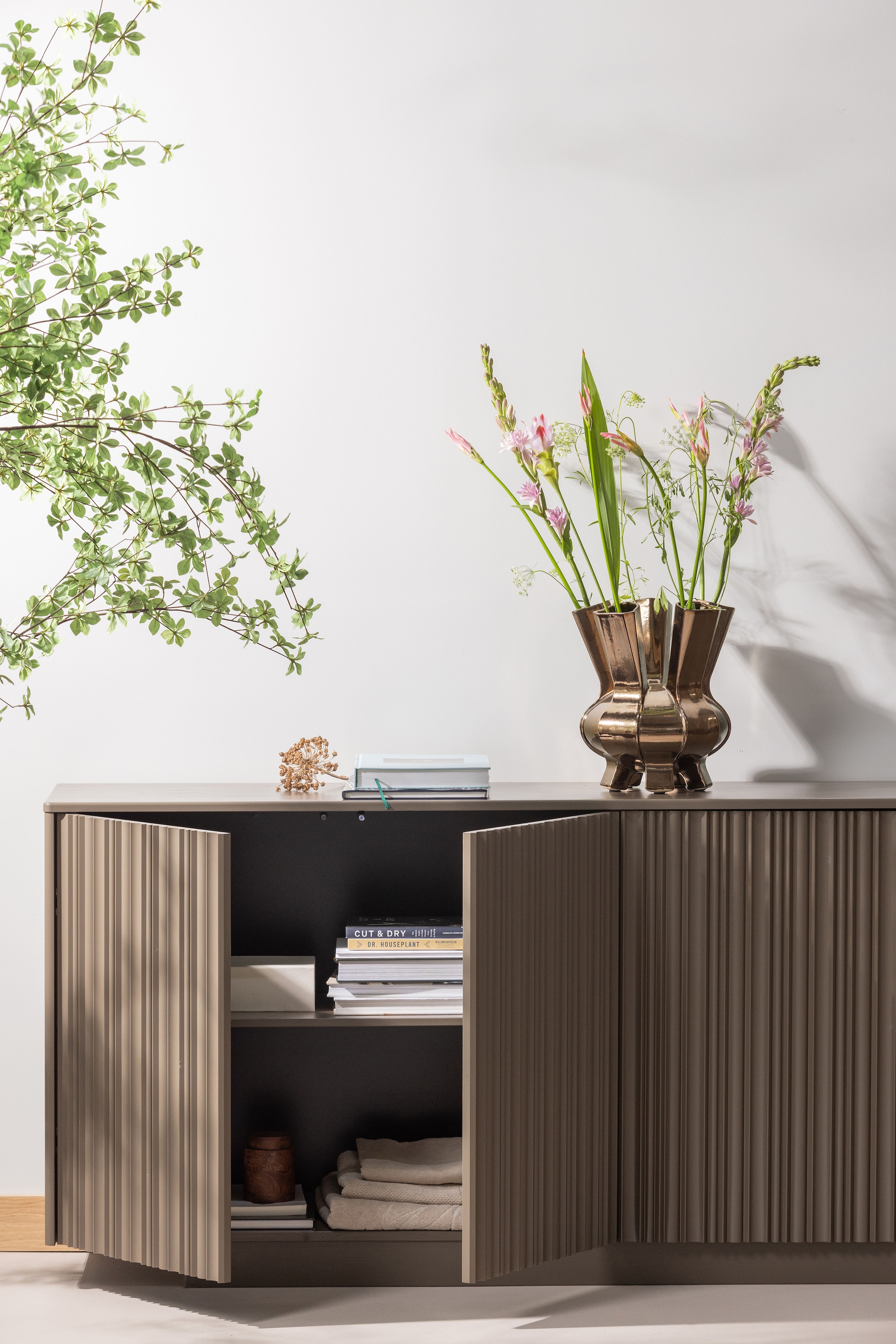 WOOOD Sideboard »Nova mit FSC®-Mix Massivkiefer und Dämpfung Funktion 200 x 40 x 85 cm« Tragkraft 15 kg pro boden, sichtbare Maserung, einfach zu montieren