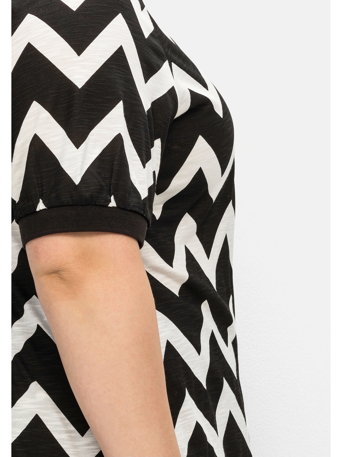 Sheego T-Shirt | online BAUR »Große kaufen mit Zickzack-Druck, Größen«, leicht tailliert