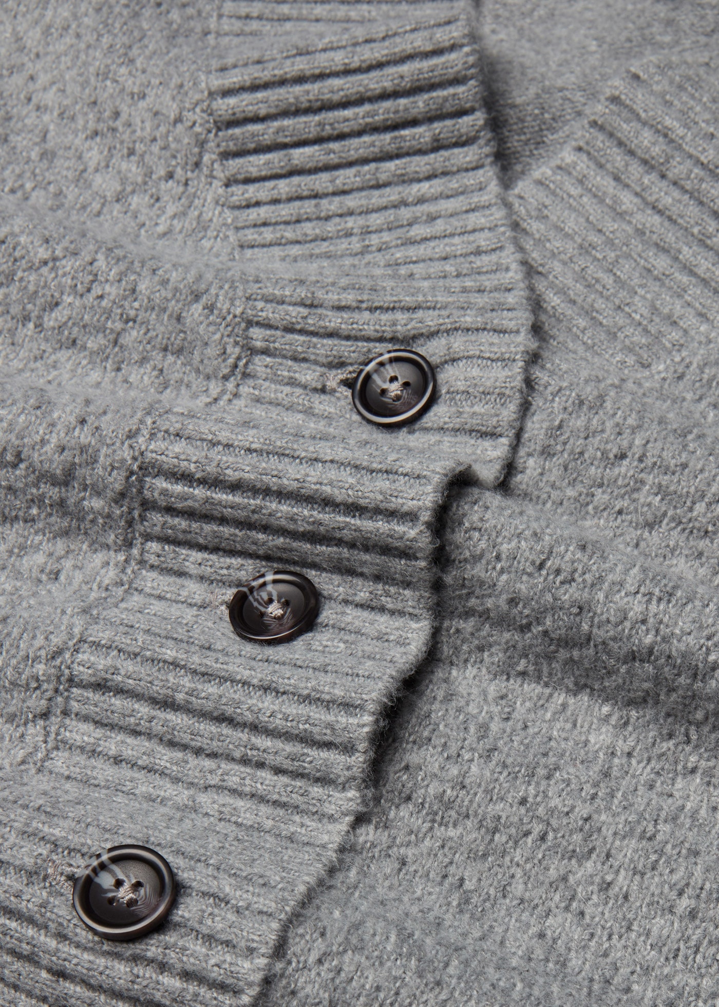 bonprix Strickweste »Strickweste mit Zopfmuster« aus Polyester und Elasthan, bequeme Passform, mit Zopfmuster