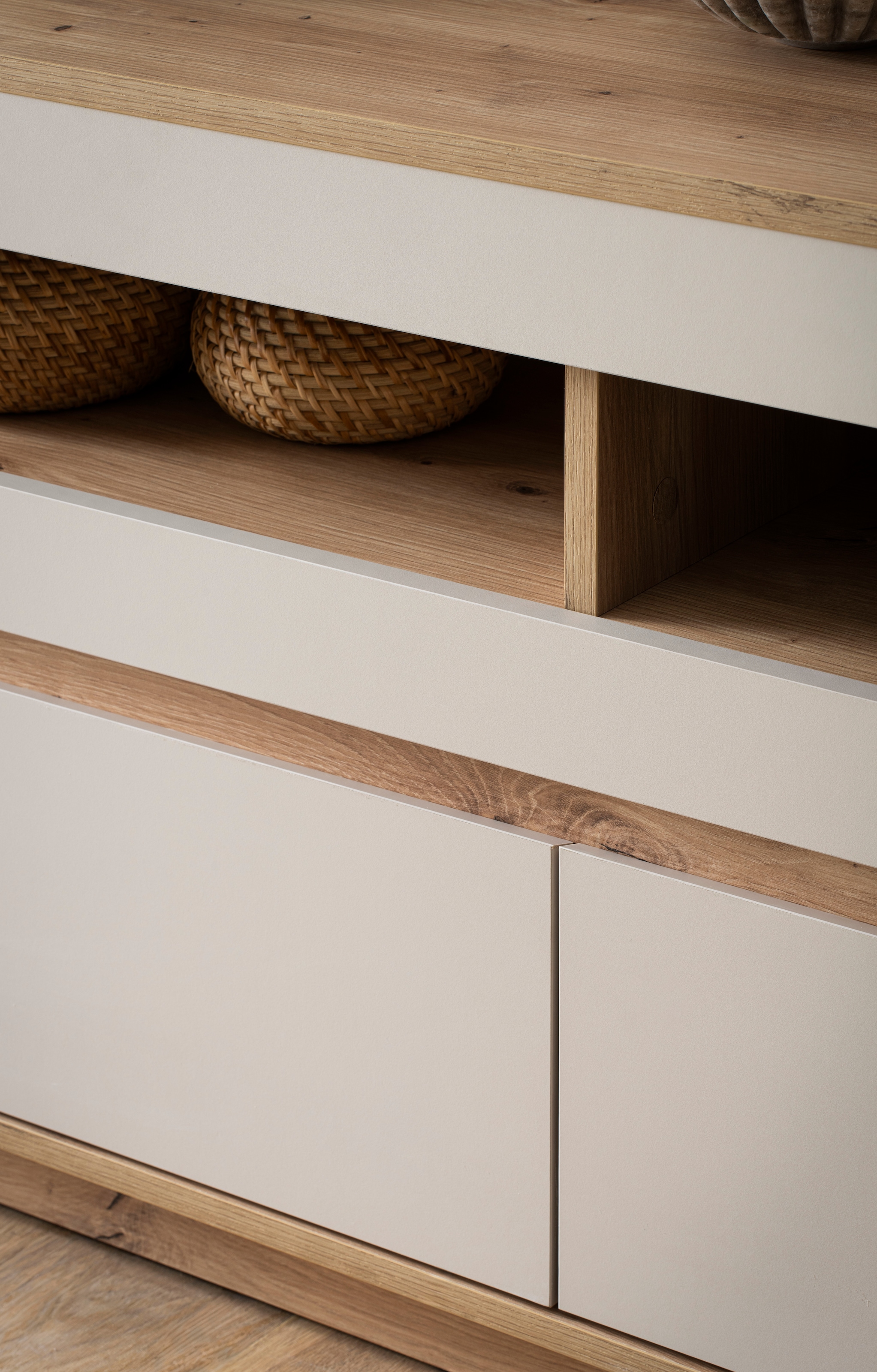 Home affaire Lowboard »Sonora, moderner TV-Unterschrank, Kommode in Eiche Artisan, TV-Schrank« filigrane Rahmenoptik, ausreichend Stauraum, vielseitig einsetzbar