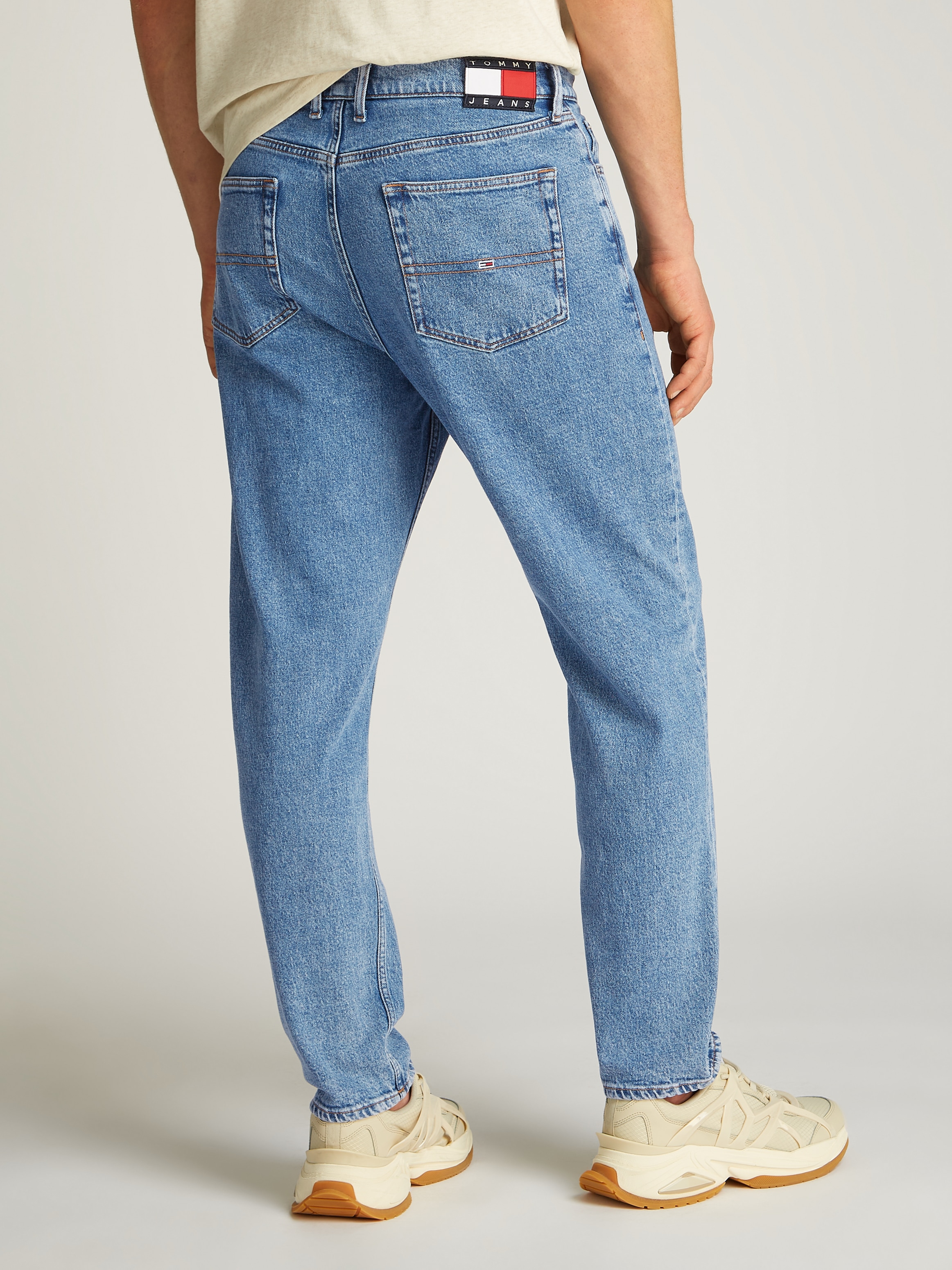 Tommy Jeans Gerade Jeans »Isaac Relaxed Tapered«, Mit Gürtelschlaufen