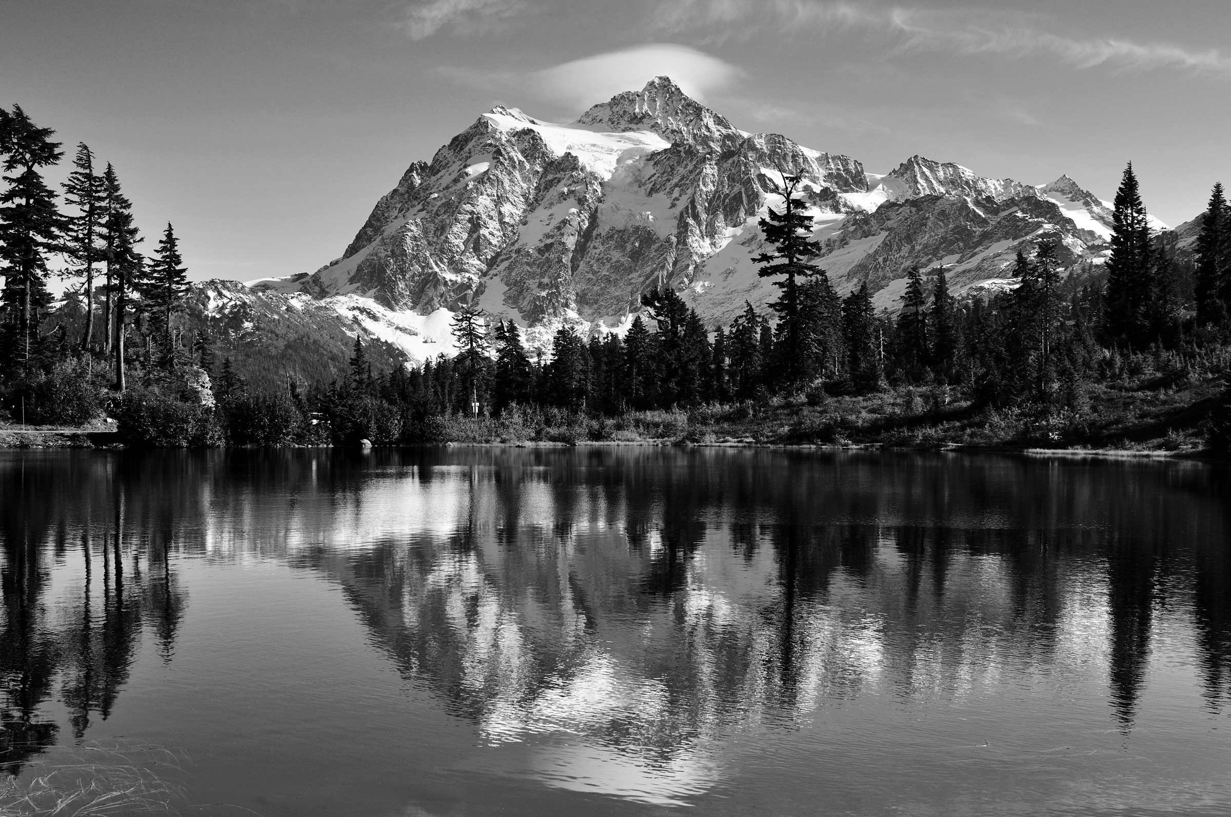 Papermoon Fototapete »Landschaft Schwarz & Weiß«