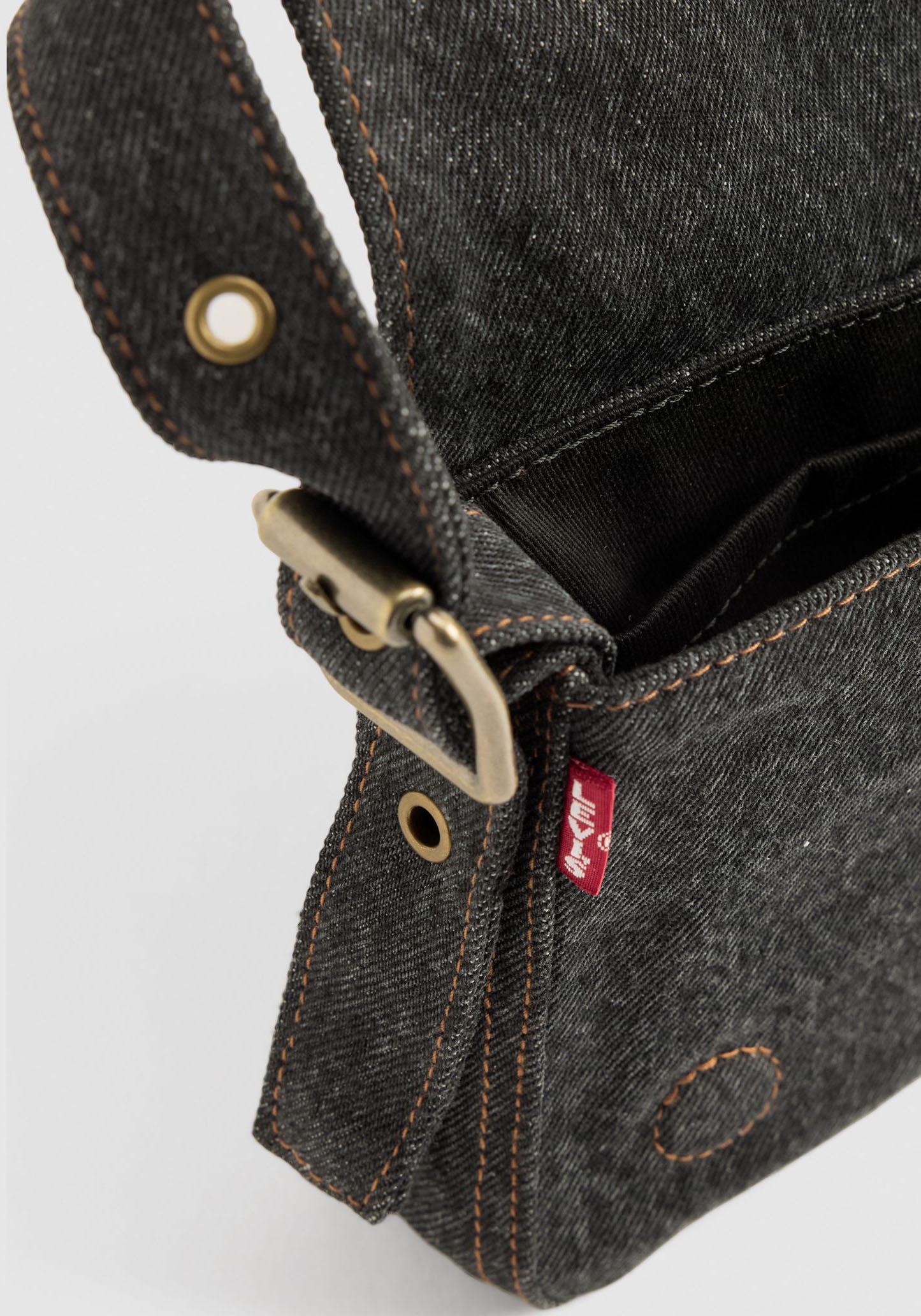 Levi's® Schultertasche, mit Ziernähten